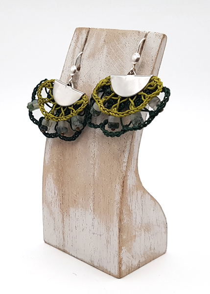 Bijou en crochet. Boucles d'oreille vertes réalisées en crochet. Montées avec des perles naturelle. Faites à la main et made in France