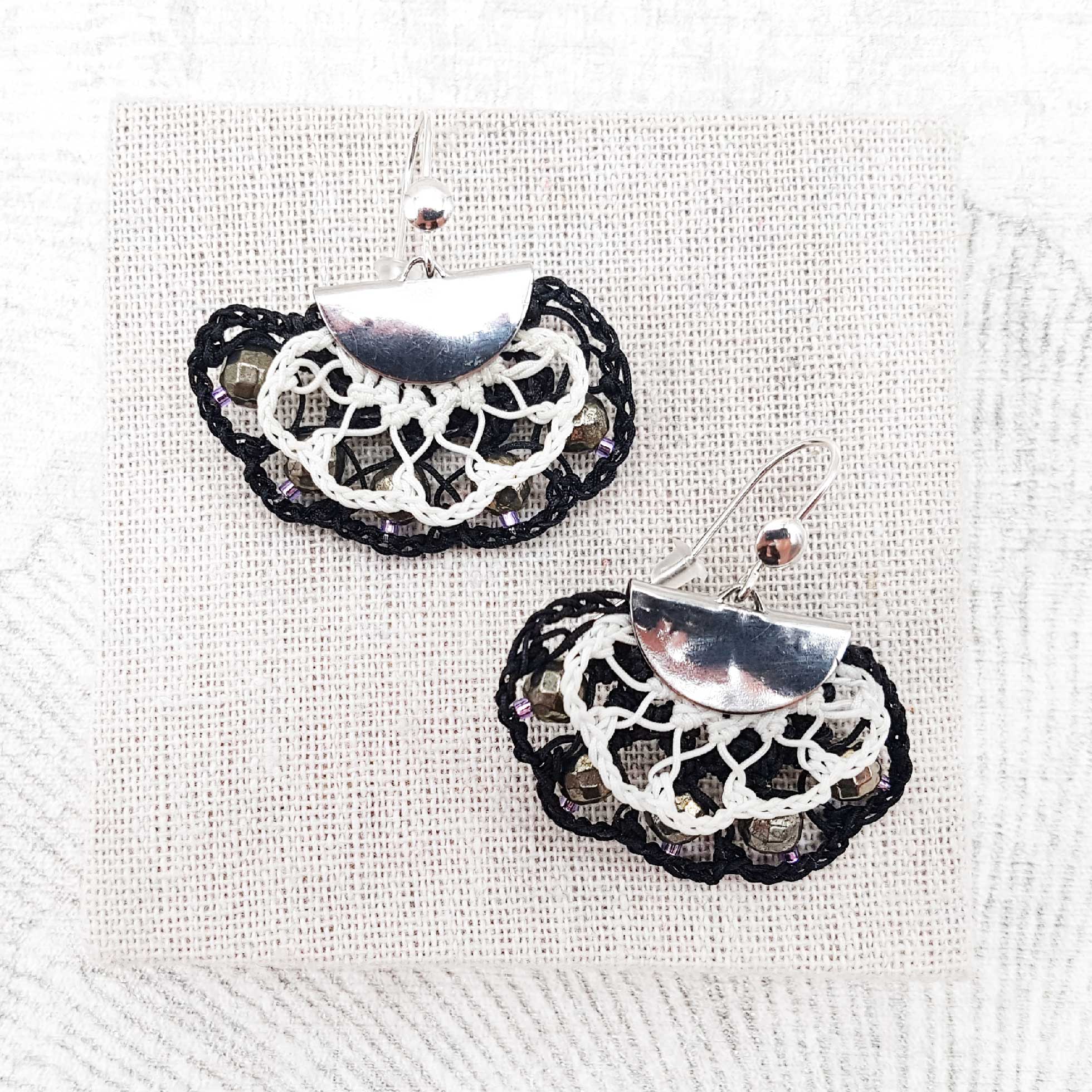 Bijou en crochet. Boucles d'oreille noires et blanches réalisées en crochet. Montées avec des perles naturelle. Faites à la main et made in France boucles d'oreille Betty noires et blanches