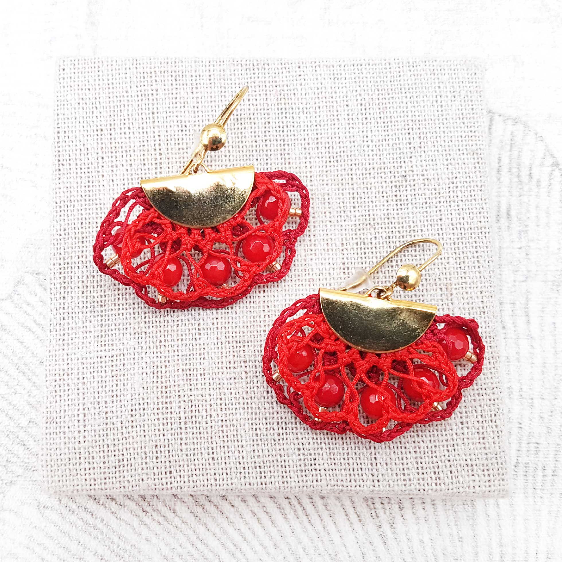 Bijou en crochet. Boucles d'oreille rouges réalisées en crochet. Montées avec des perles naturelle. Faites à la main et made in France boucles d'oreille Betty rouges