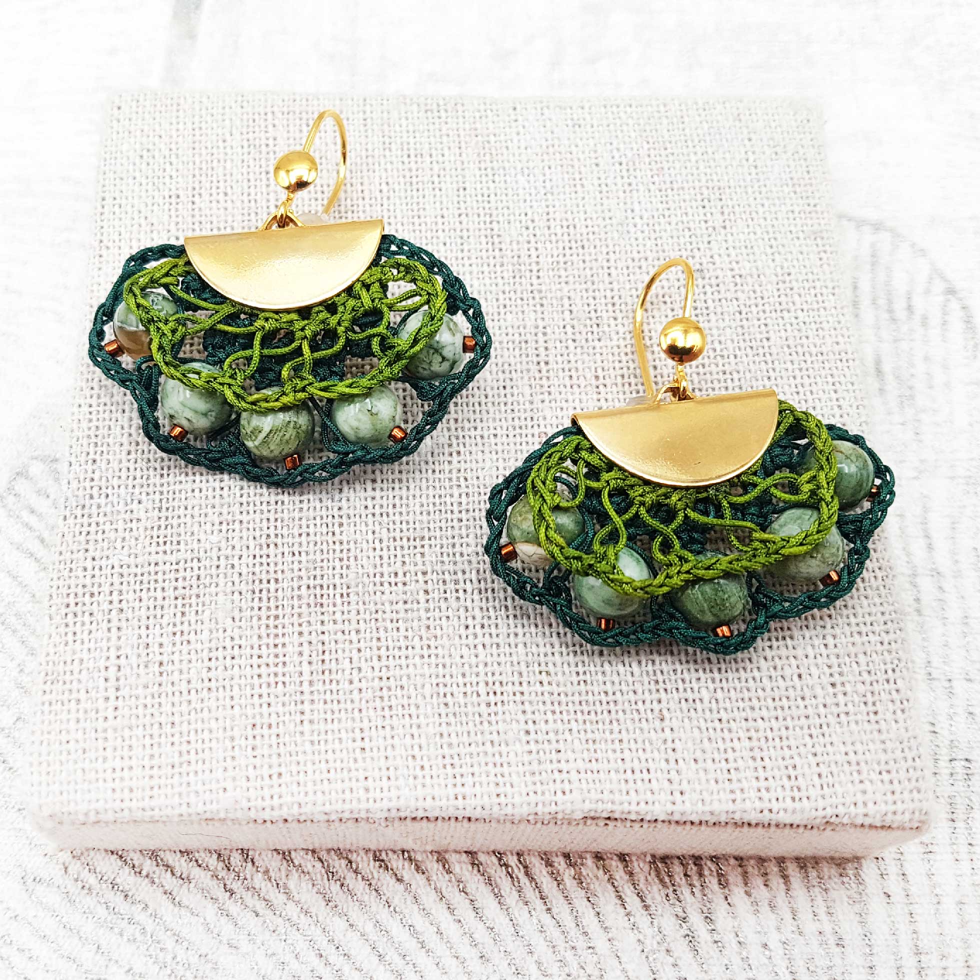 Bijou en crochet. Boucles d'oreille vertes réalisées en crochet. Montées avec des perles naturelle. Faites à la main et made in France boucles d'oreille Betty vertes