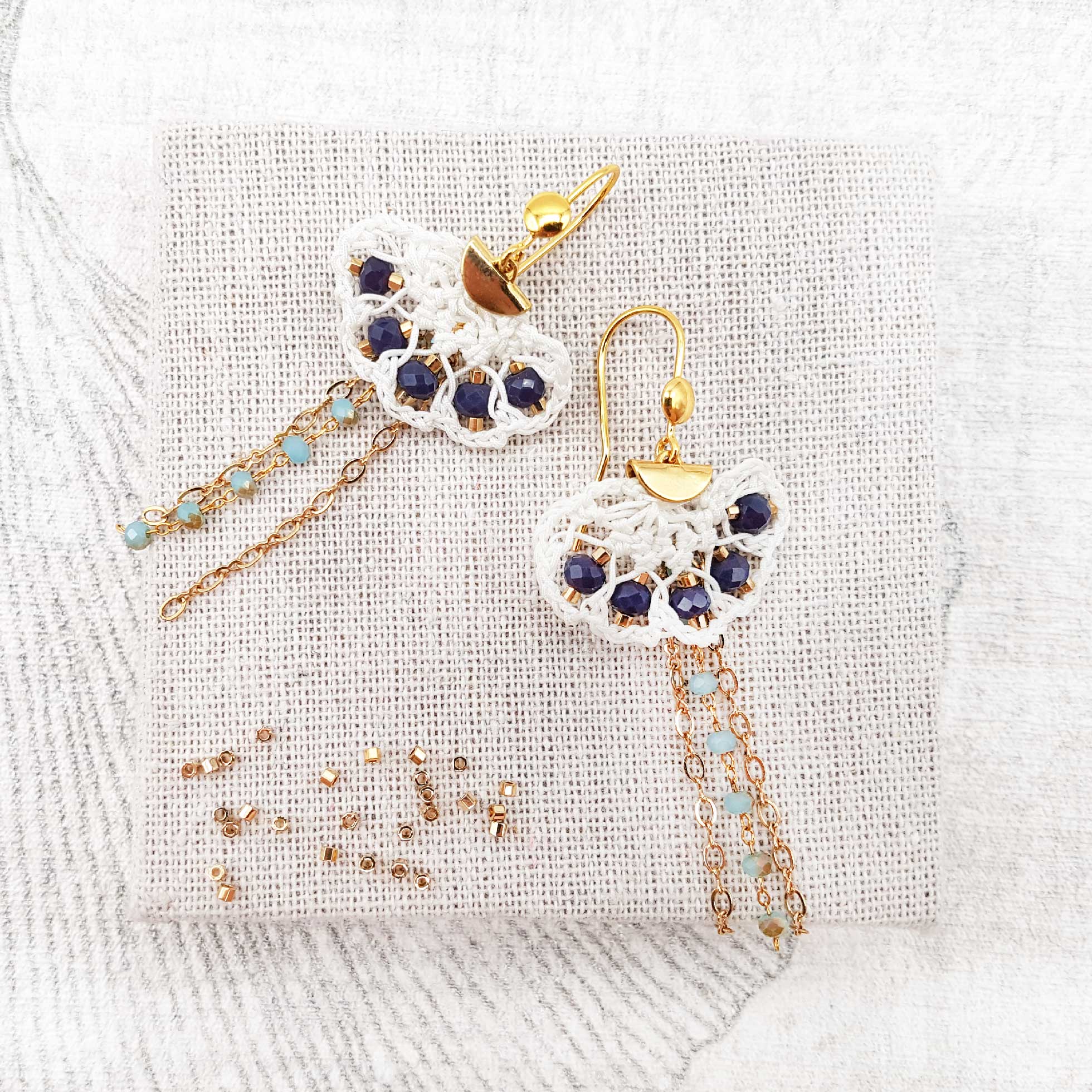 Bijou en crochet. Boucles d'oreille blanches réalisées en crochet. Brodées avec des cristaux de verre. Faites à la main et made in France boucles d'oreilles blanches