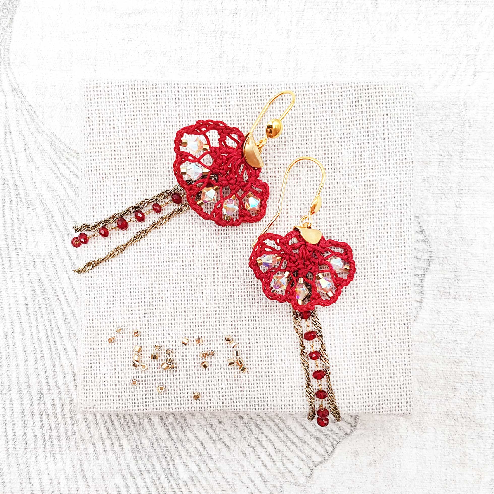 Bijou en crochet. Boucles d'oreille bordeaux réalisées en crochet. Brodées avec des cristaux de verre. Faites à la main et made in France boucles d'oreilles bordeaux