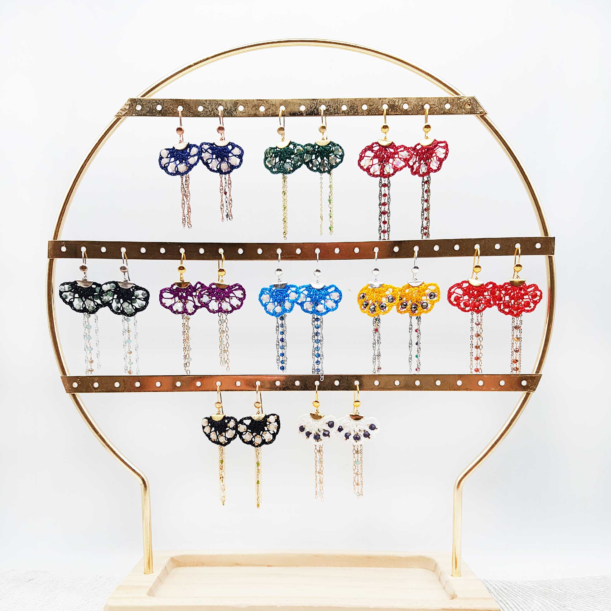 Bijou en crochet. Boucles d'oreille réalisées en crochet. Brodées avec des cristaux de verre. Faites à la main et made in France boucles d'oreilles Lizzy collection