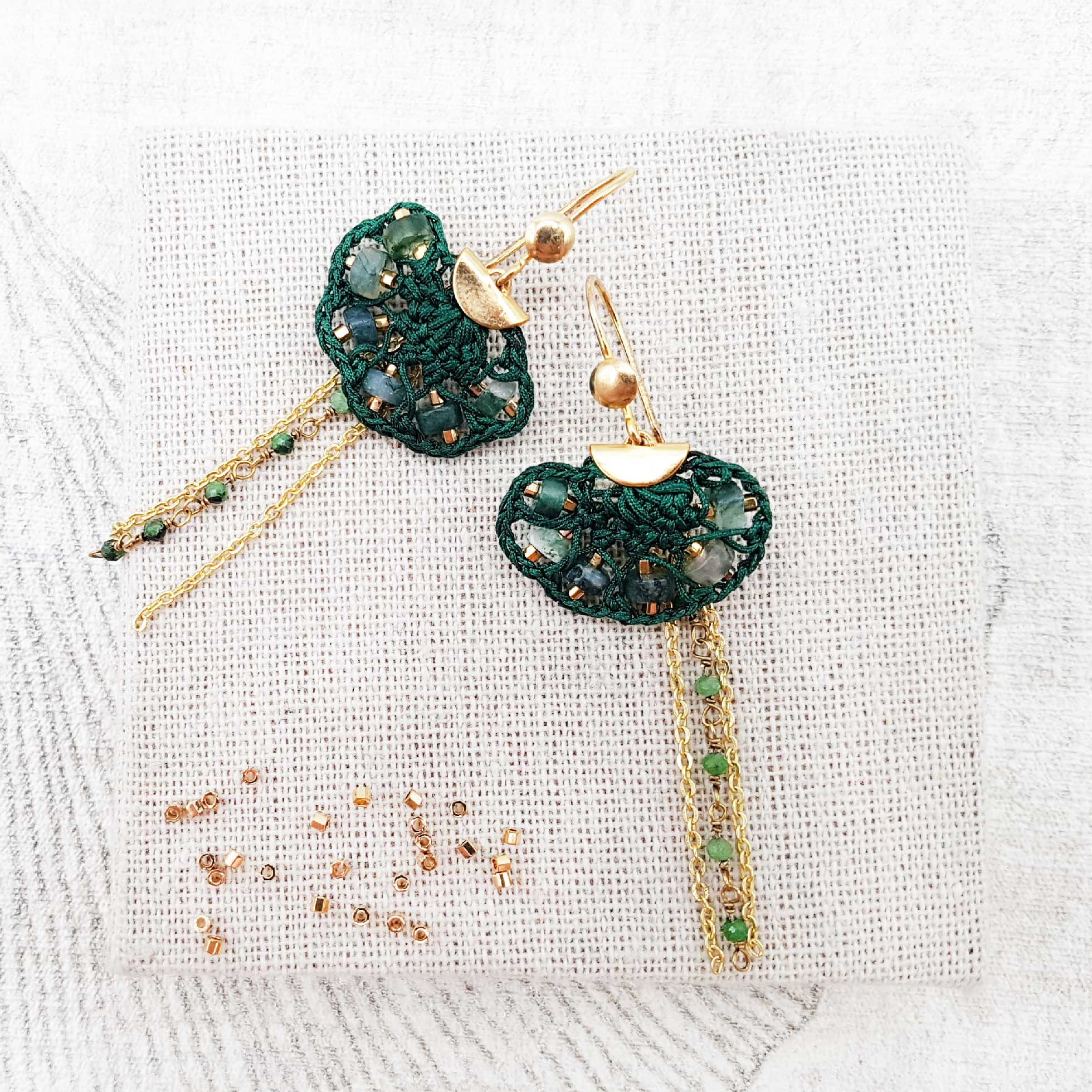 Bijou en crochet. Boucles d'oreille vert émeraude réalisées en crochet. Brodées avec des cristaux de verre. Faites à la main et made in France boucles d'oreilles vert émeraude