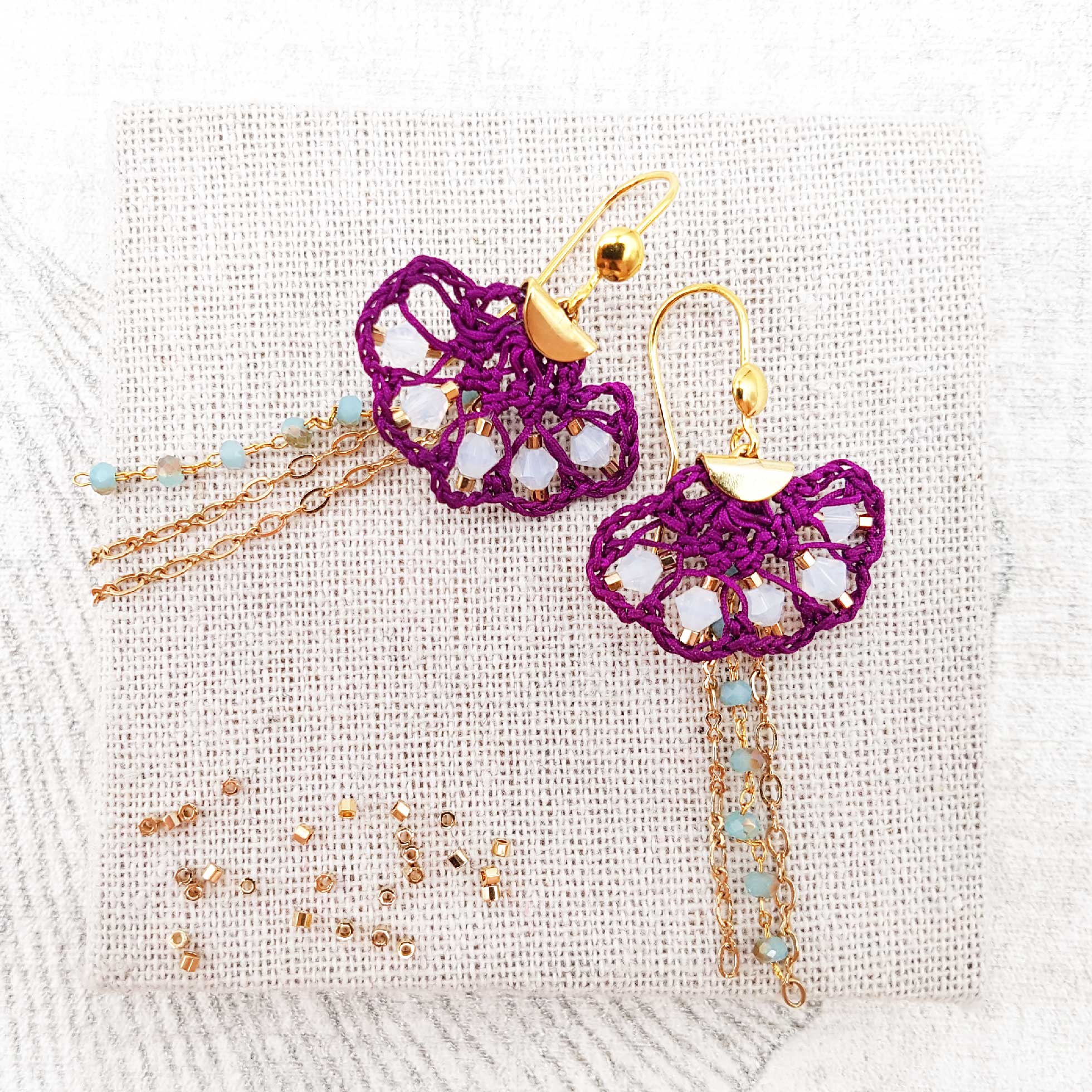 Bijou en crochet. Boucles d'oreille violettes réalisées en crochet. Brodées avec des cristaux de verre. Faites à la main et made in France boucles d'oreilles Lizzy violettes