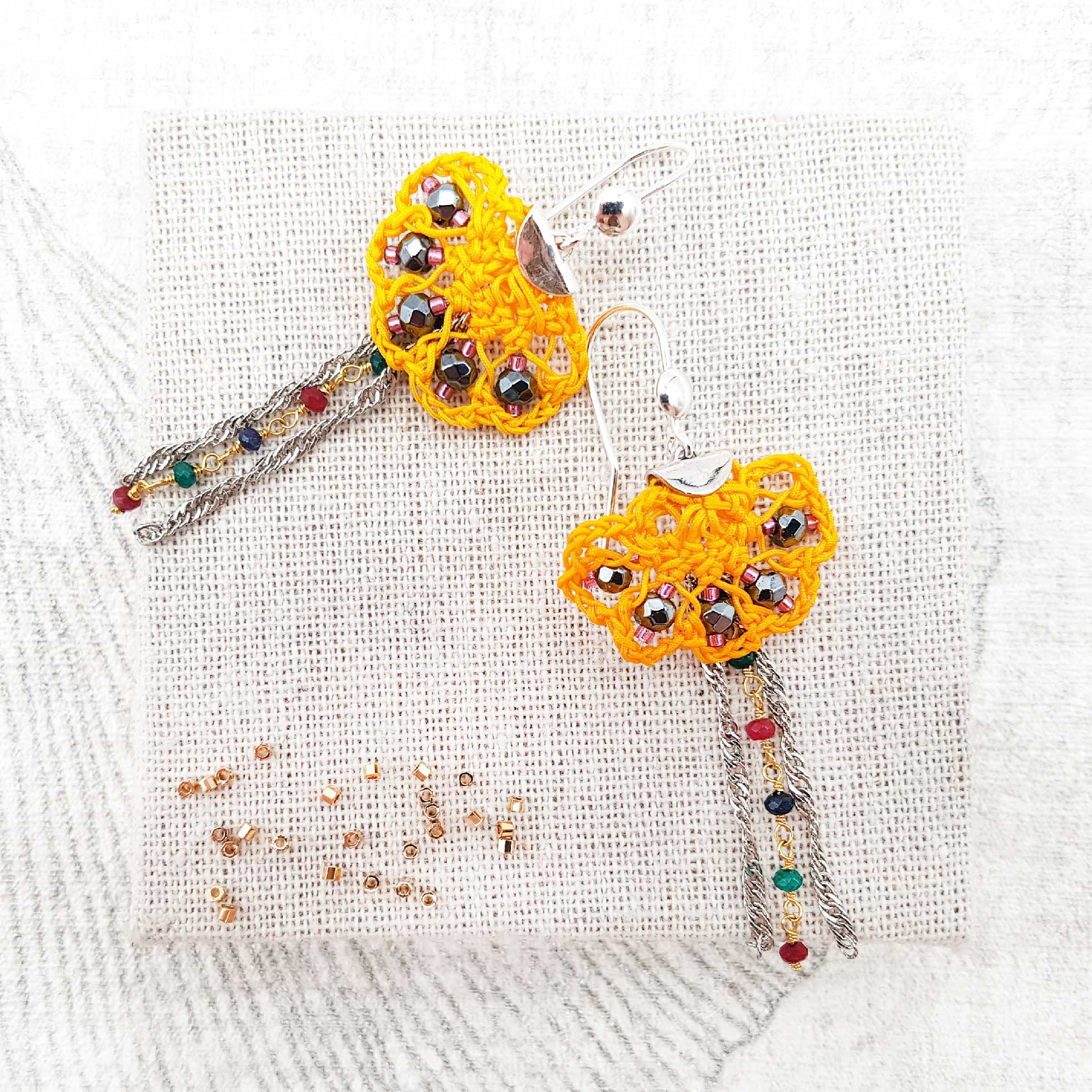Bijou en crochet. Boucles d'oreille jaunes réalisées en crochet. Brodées avec des cristaux de verre. Faites à la main et made in France boucles d'oreilles Lizzy jaunes