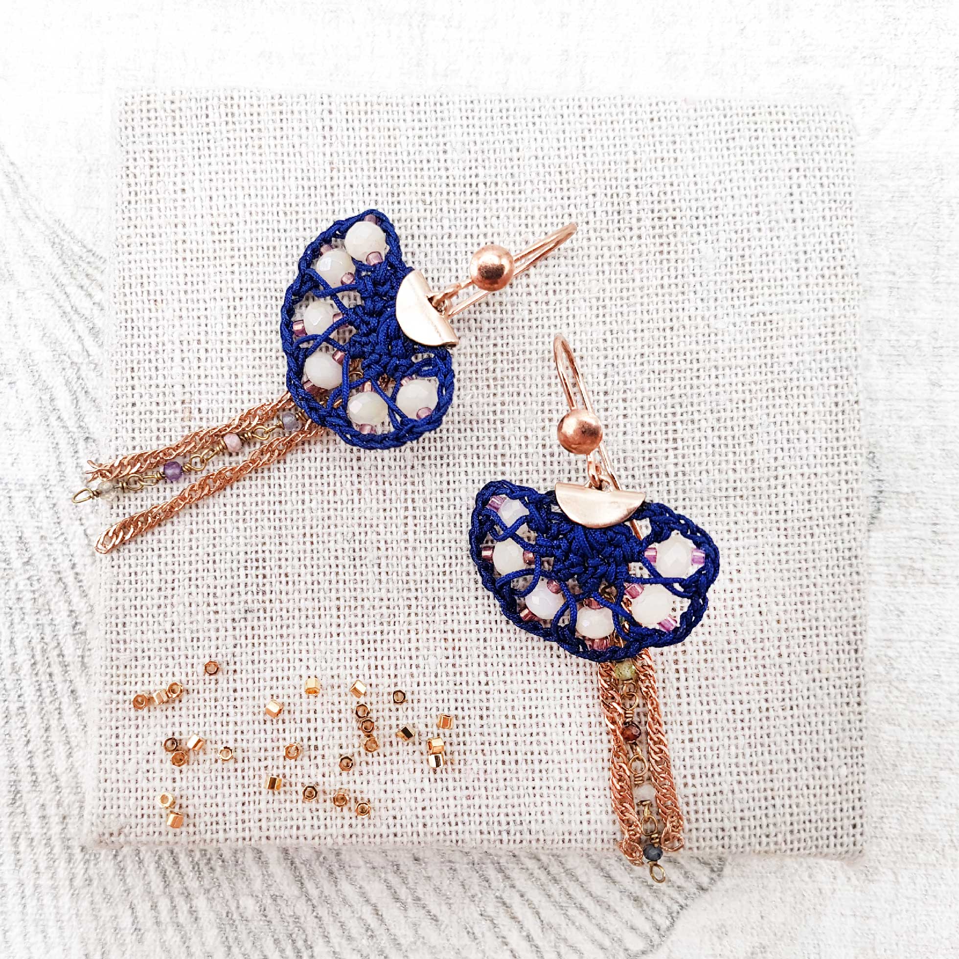 Bijou en crochet. Boucles d'oreille marines réalisées en crochet. Brodées avec des cristaux de verre. Faites à la main et made in France boucles d'oreilles Lizzy marines