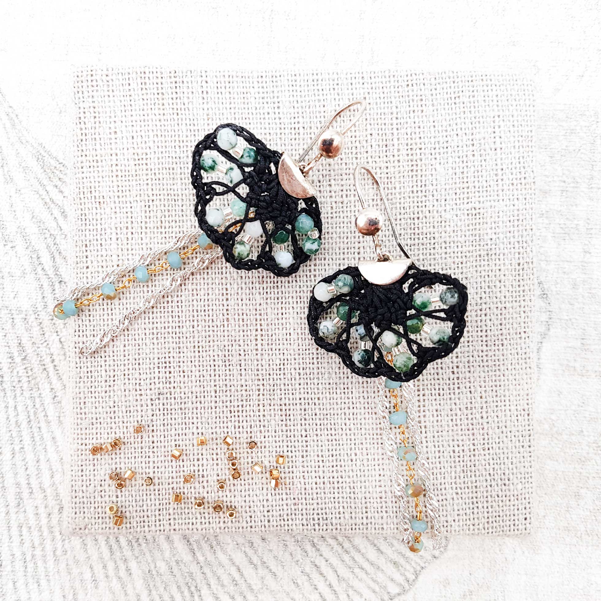 Bijou en crochet. Boucles d'oreille noires réalisées en crochet. Brodées avec des cristaux de verre. Faites à la main et made in France boucles d'oreilles Lizzy noires