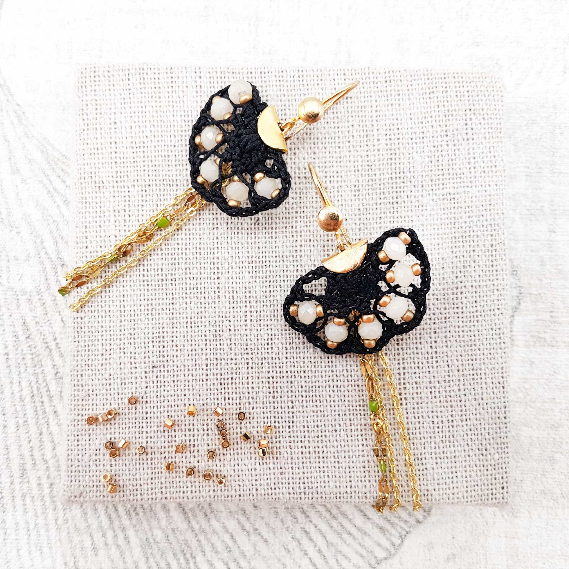 Bijou en crochet. Boucles d'oreille noires réalisées en crochet. Brodées avec des cristaux de verre. Faites à la main et made in France boucles d'oreilles Lizzy noires