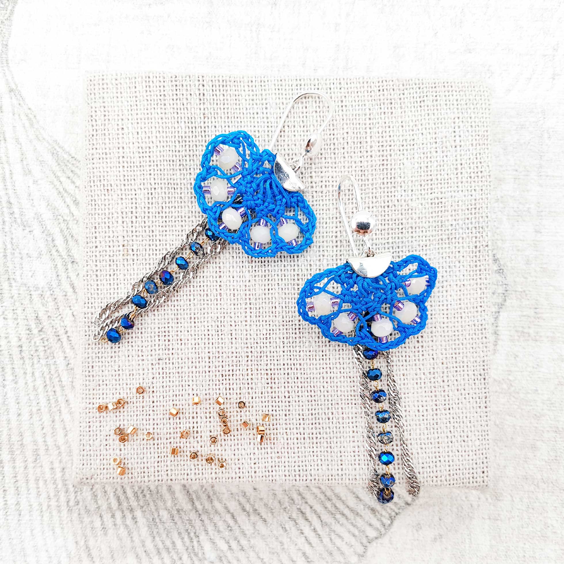 Bijou en crochet. Boucles d'oreille bleues réalisées en crochet. Brodées avec des cristaux de verre. Faites à la main et made in France boucles d'oreilles Lizzy bleues