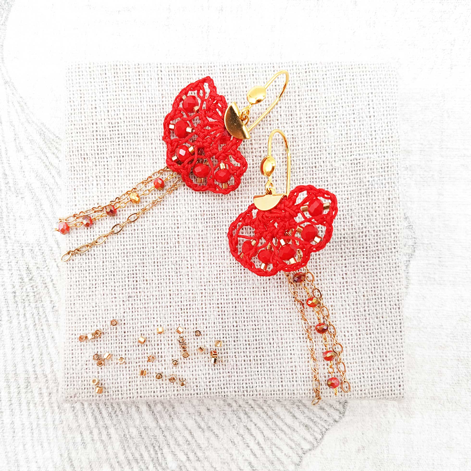 Bijou en crochet. Boucles d'oreille rouges réalisées en crochet. Brodées avec des cristaux de verre. Faites à la main et made in France boucles d'oreilles Lizzy rouges