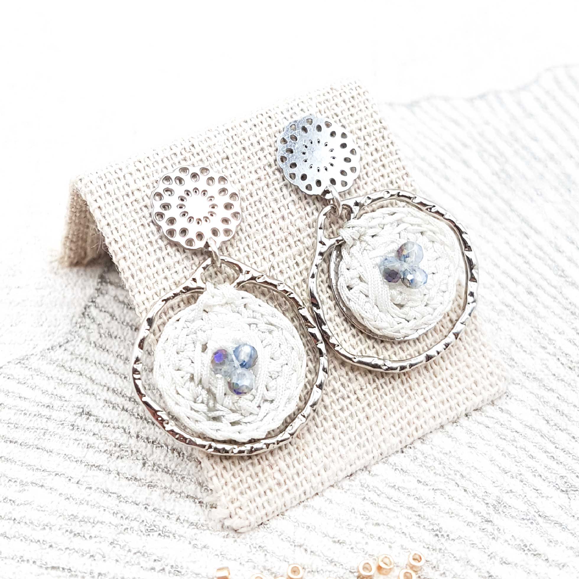 Bijou en crochet. Boucles d’oreille blanc réalisées en crochet. Brodées avec des cristaux de verre. Faites à la main et made in France. Boucles d'oreilles Shivonne blanc