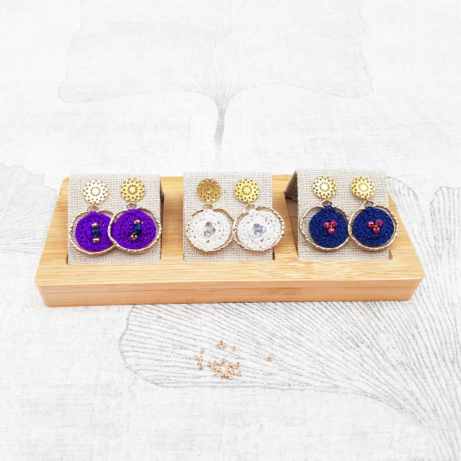 Bijoux en crochet. Boucles d’oreille réalisées en crochet. Brodées avec des cristaux de verre. Faites à la main et made in France. Boucles d'oreilles Shivonne collection