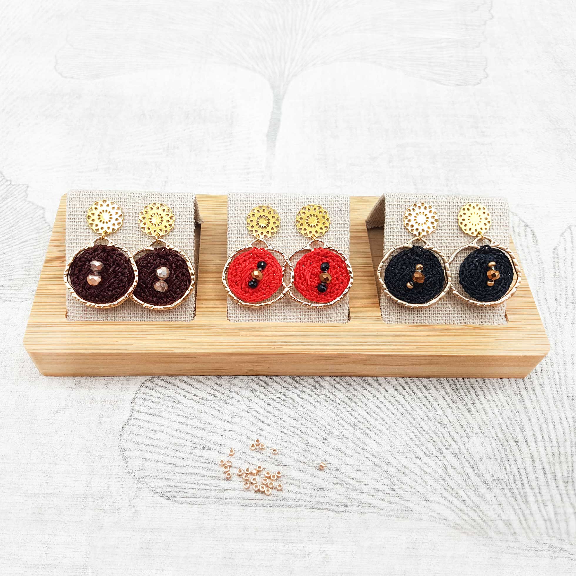 Bijoux en crochet. Boucles d’oreille réalisées en crochet. Brodées avec des cristaux de verre. Faites à la main et made in France. Boucles d'oreilles Shivonne collection