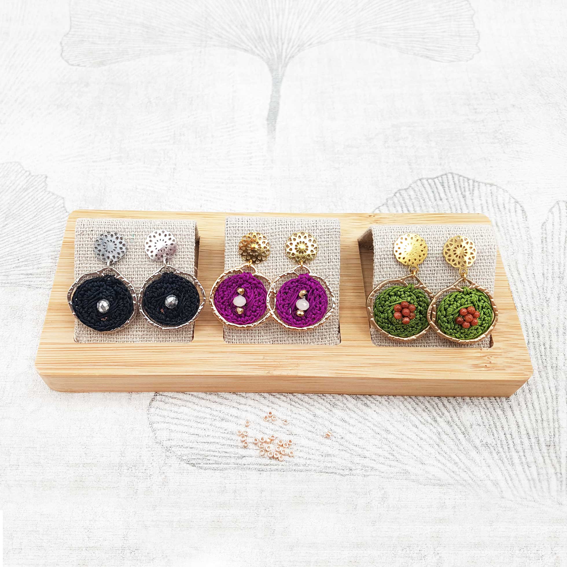 Bijoux en crochet. Boucles d’oreille réalisées en crochet. Brodées avec des cristaux de verre. Faites à la main et made in France. Boucles d'oreilles Shivonne collection
