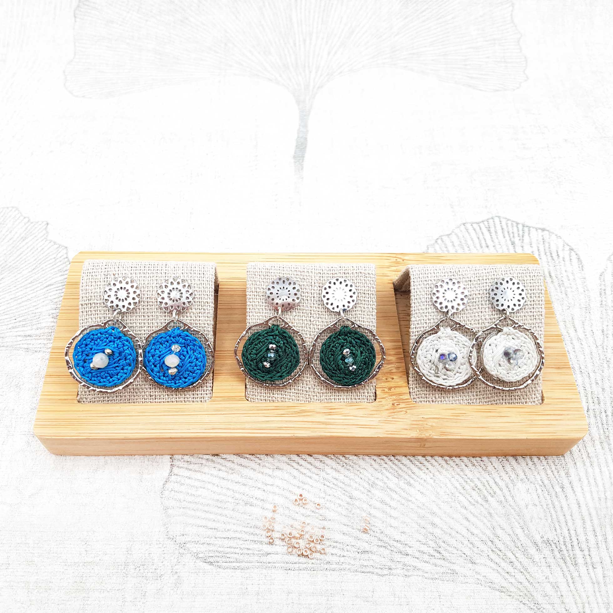Bijoux en crochet. Boucles d’oreille réalisées en crochet. Brodées avec des cristaux de verre. Faites à la main et made in France. Boucles d'oreilles Shivonne collection