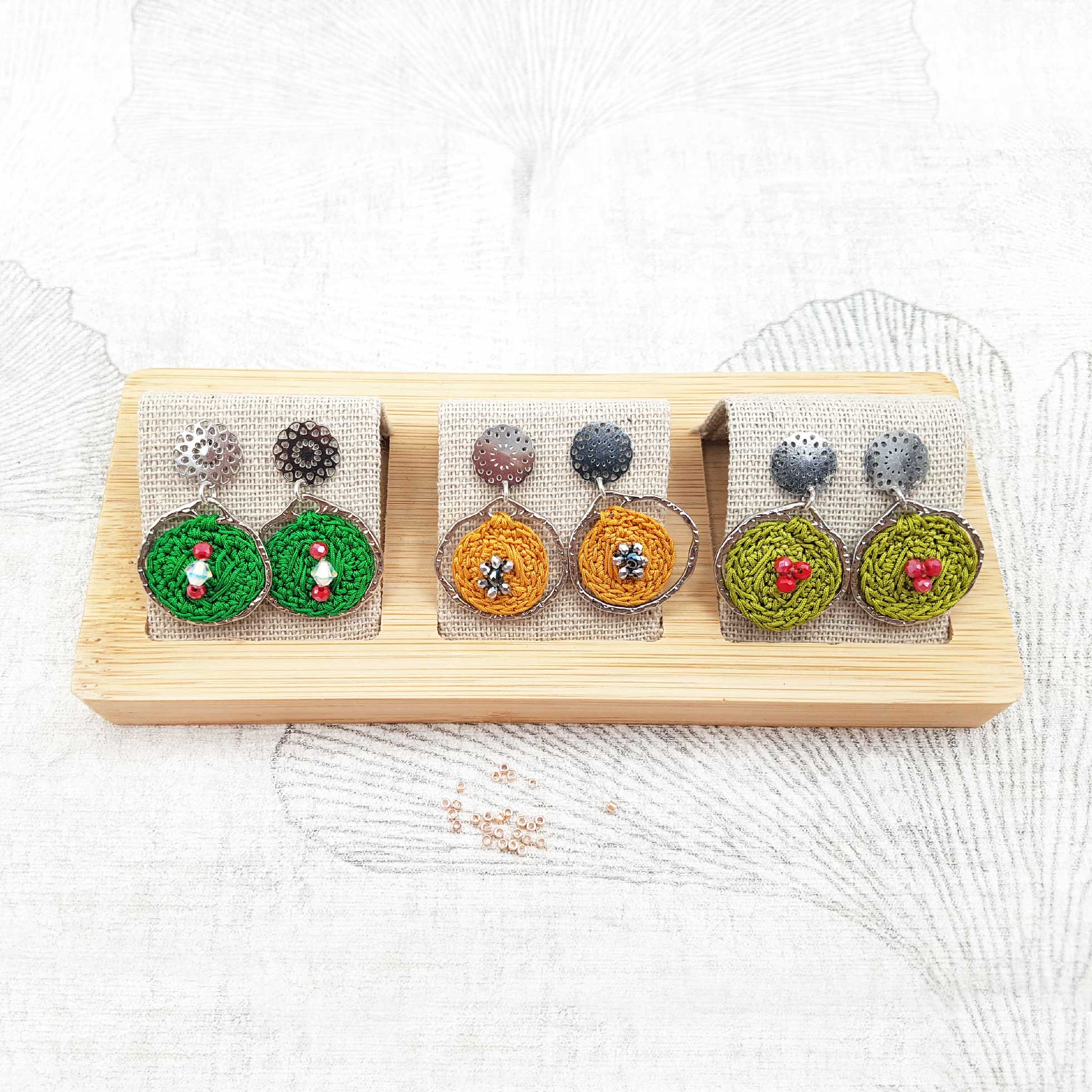 Bijoux en crochet. Boucles d’oreille réalisées en crochet. Brodées avec des cristaux de verre. Faites à la main et made in France. Boucles d'oreilles Shivonne collection