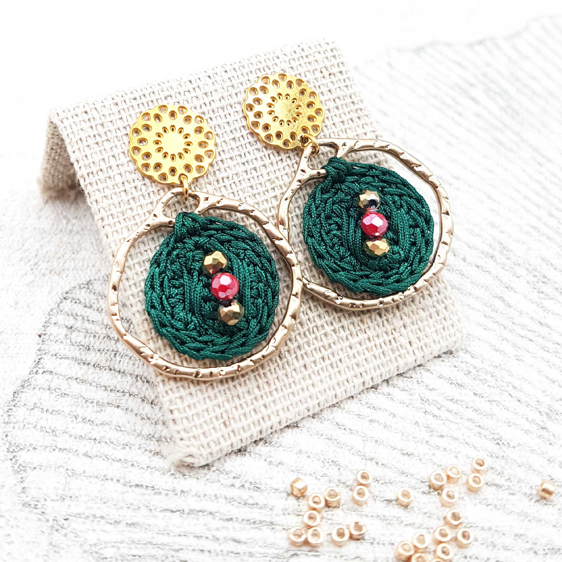 Bijou en crochet. Boucles d’oreille vert émeraude réalisées en crochet. Brodées avec des cristaux de verre. Faites à la main et made in France. Boucles d'oreilles Shivonne vert émeraude