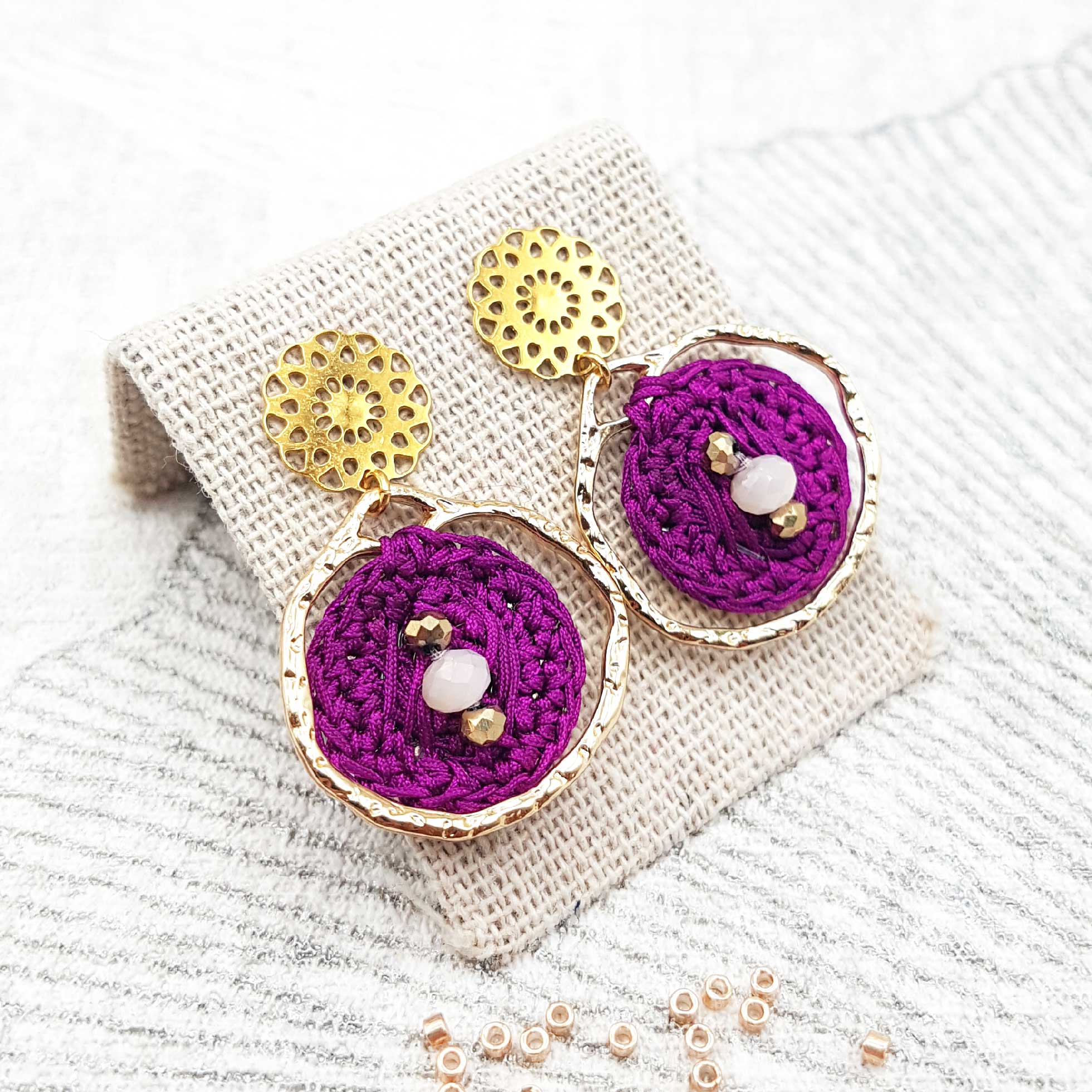 Bijou en crochet. Boucles d’oreille fuchsia réalisées en crochet. Brodées avec des cristaux de verre. Faites à la main et made in France. Boucles d'oreilles Shivonne fuchsia