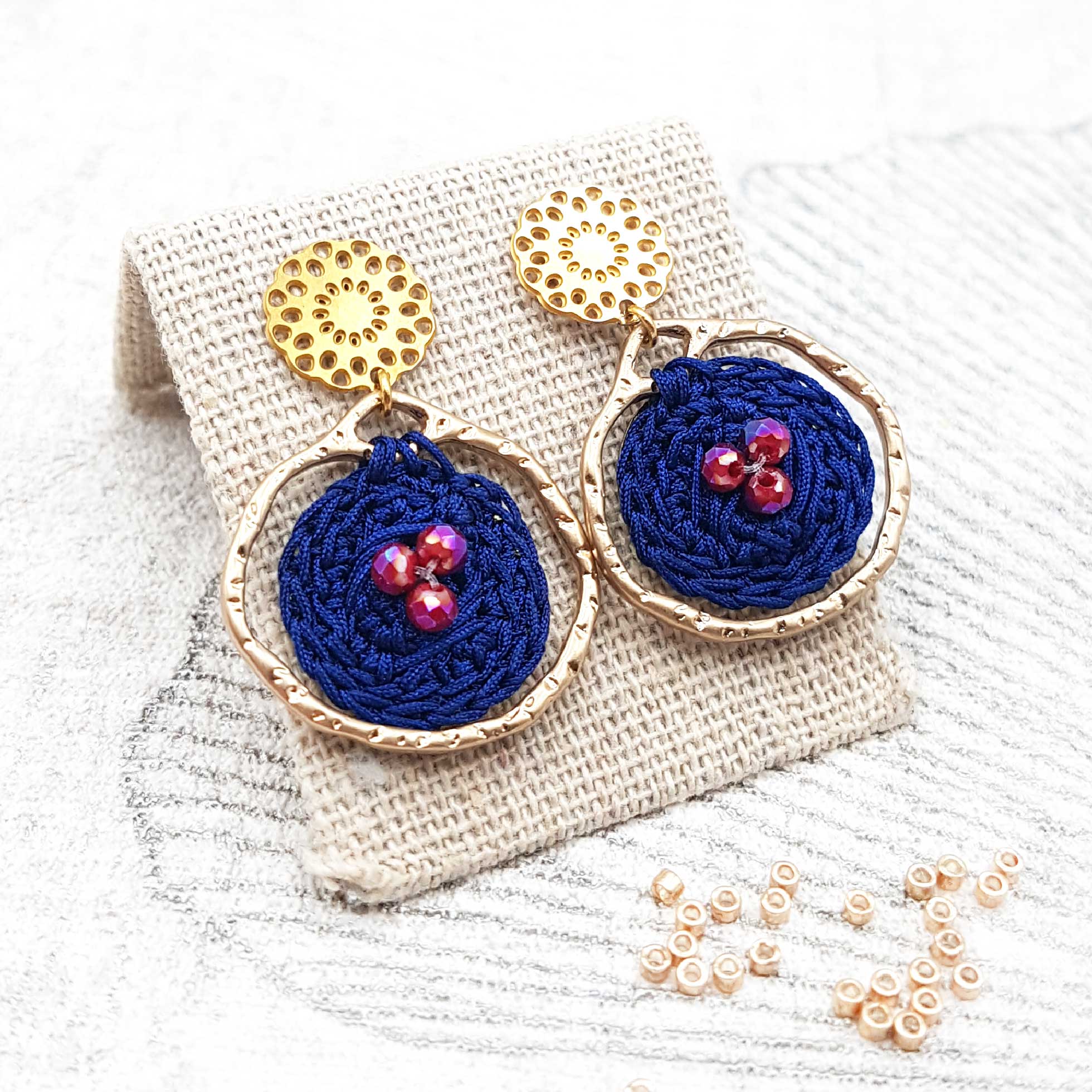 Bijou en crochet. Boucles d’oreille marine réalisées en crochet. Brodées avec des cristaux de verre. Faites à la main et made in France. Boucles d'oreilles Shivonne marine