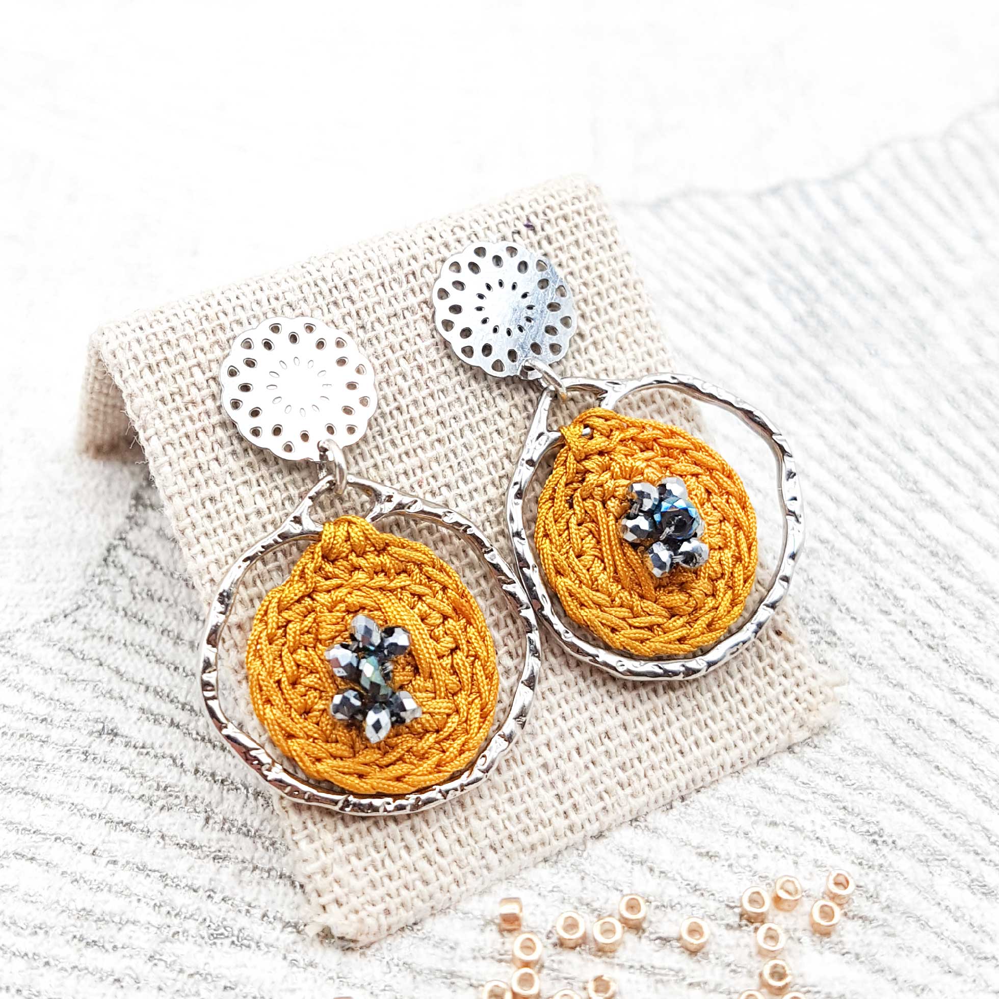 Bijou en crochet. Boucles d’oreille jaune réalisées en crochet. Brodées avec des cristaux de verre. Faites à la main et made in France. Boucles d'oreilles Shivonne jaune