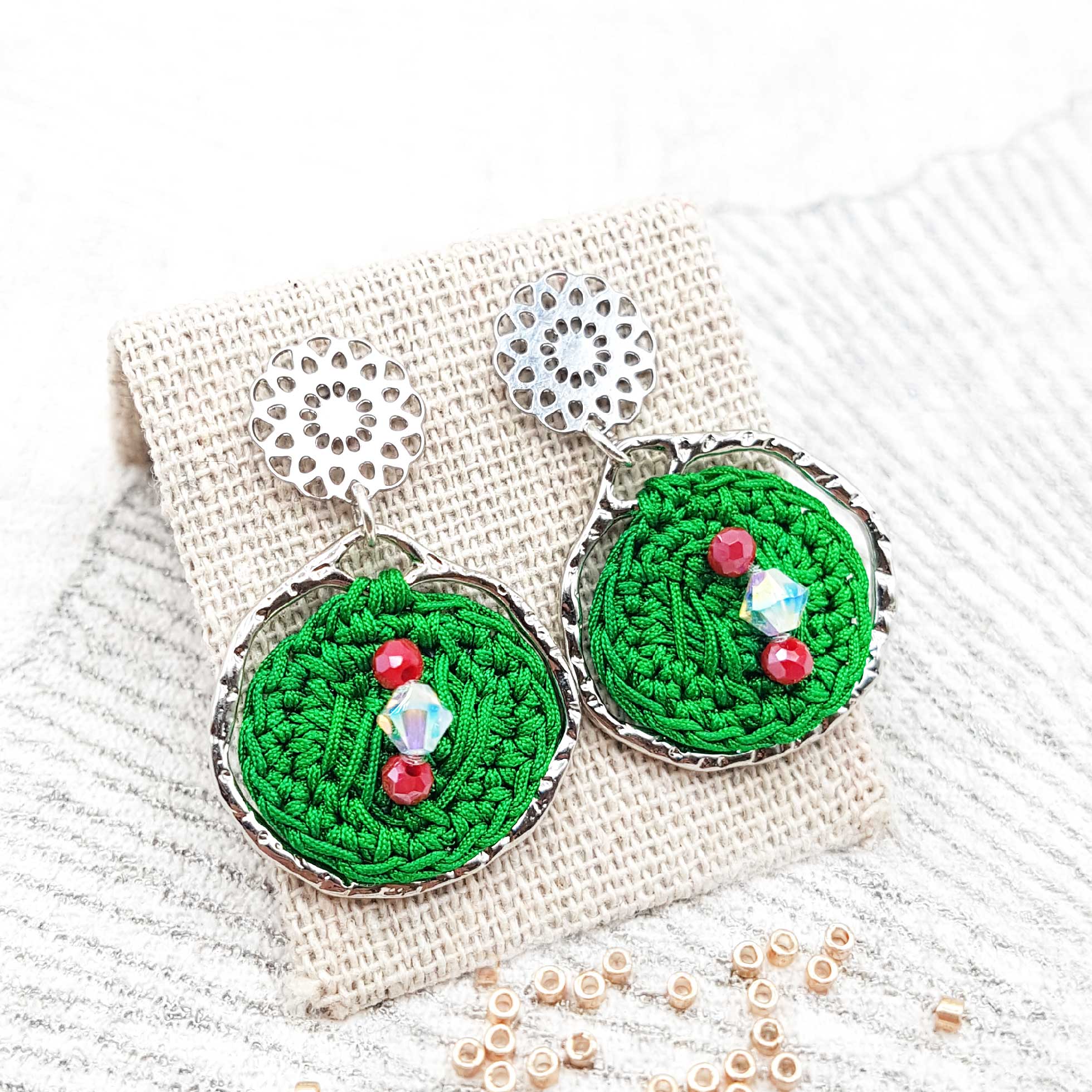 Bijou en crochet. Boucles d’oreille vert flash réalisées en crochet. Brodées avec des cristaux de verre. Faites à la main et made in France. Boucles d'oreilles Shivonne vert flash