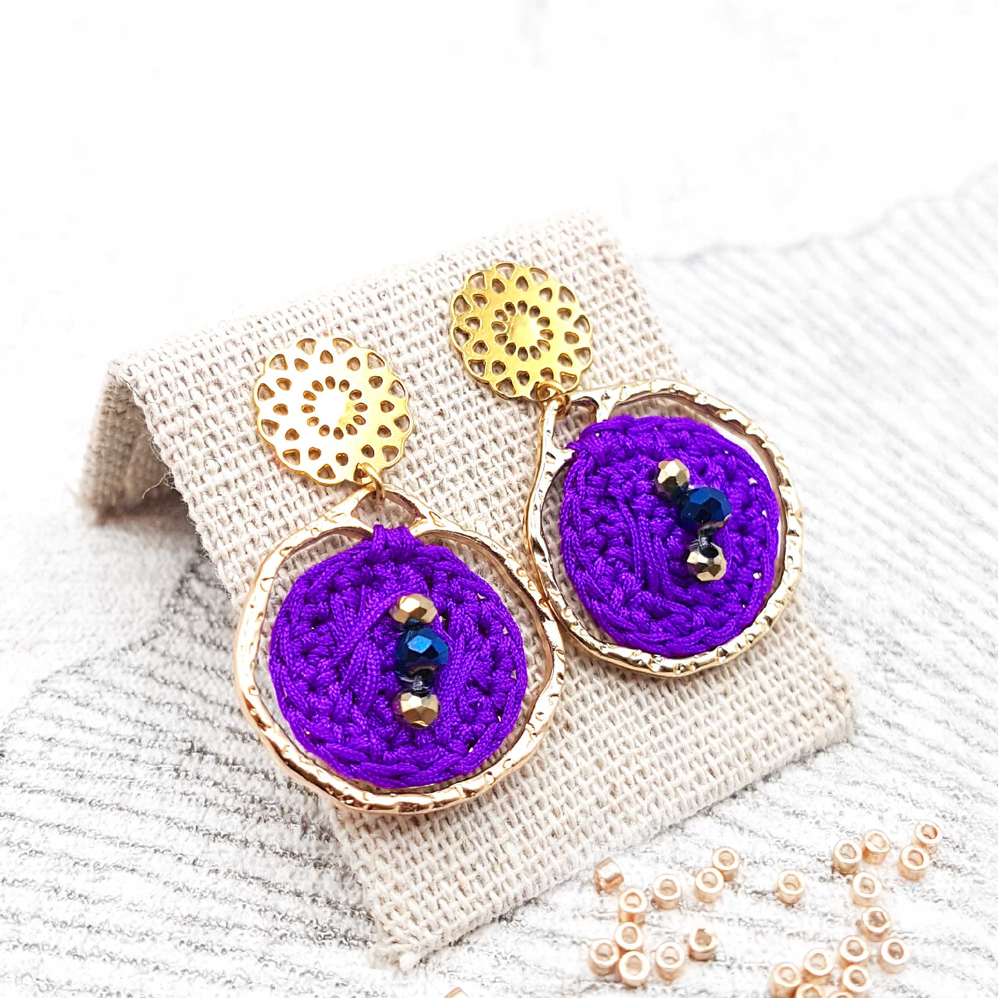 Bijou en crochet. Boucles d’oreille violet réalisées en crochet. Brodées avec des cristaux de verre. Faites à la main et made in France. Boucles d'oreilles Shivonne violet