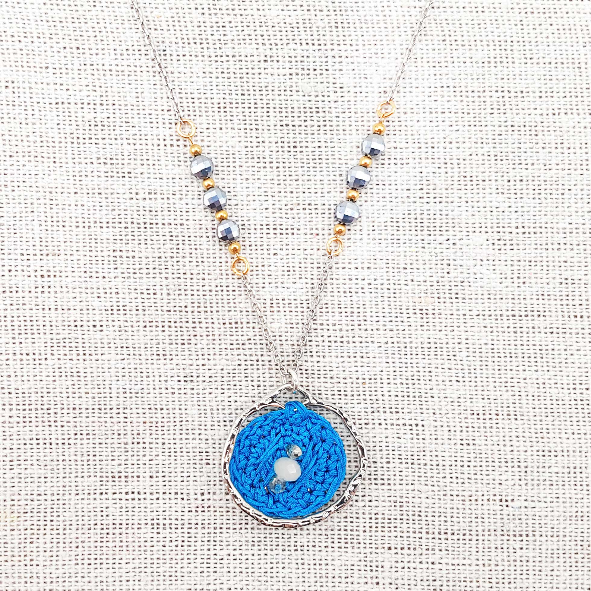 Bijou en crochet. Collier bleu piscine réalisé en crochet et perles de verre. Fermoir et chaine perlée en laiton argenté. Fait à la main et made in France. Shivonne sautoir bleu piscine