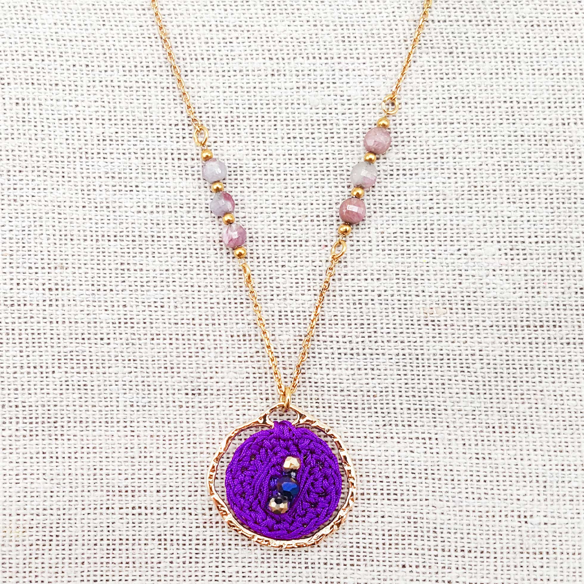 Bijou en crochet. Collier violet réalisé en crochet et perles de verre. Fermoir et chaine perlée en laiton argenté. Fait à la main et made in France. Shivonne sautoir violet