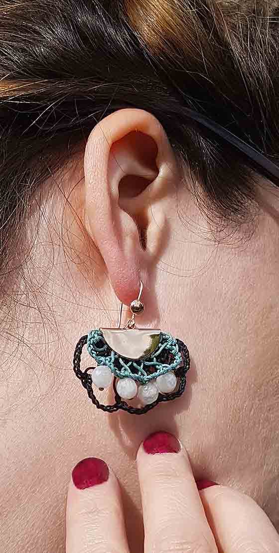 Bijou en crochet. Boucles d'oreille bleues réalisées en crochet. Montées avec des perles naturelle. Faites à la main et made in France