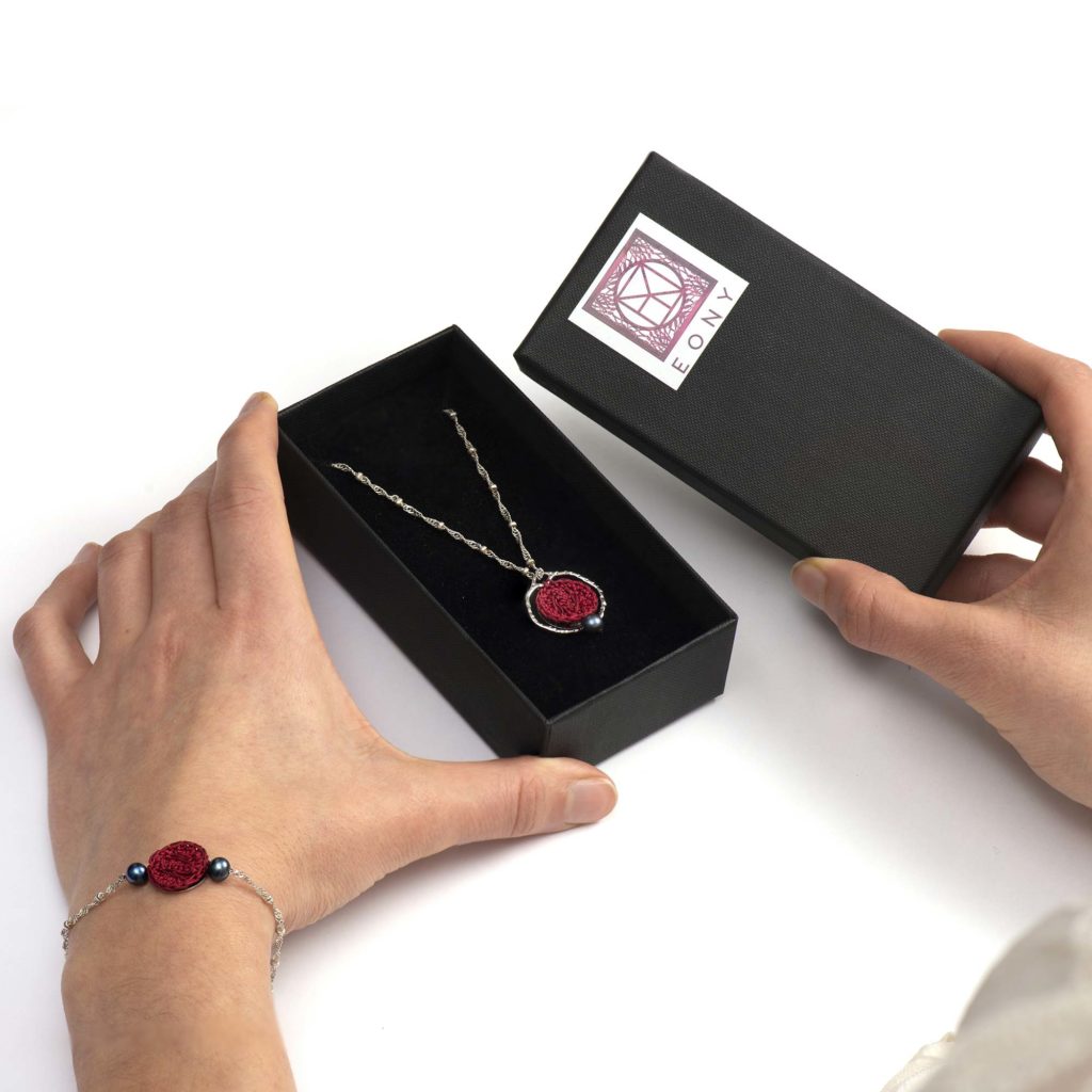 Boutique Eony création. Bijou en crochet. Collier bordeaux réalisé en crochet. monté avec une perle de culture. Fait à la main et made in France. collier Elsa. Carte cadeau Eony création