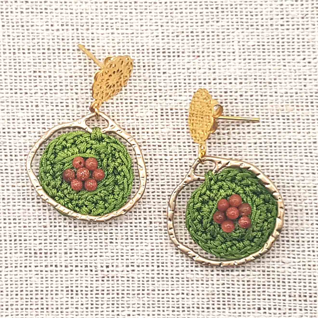 Bijou en crochet. Boucles d’oreille vert/or réalisées en crochet. Brodées avec des perles naturelles. Faites à la main et made in France.