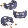 Bijou en crochet. Bracelet bleu marine réalisé en crochet. Incrustés de perles de rocaille et perles naturelles. Fait à la main et made in France.