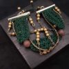 Bijou en crochet. Bracelet vert réalisé en crochet. monté avec des perles de rocaille et perles naturelles. Fait à la main et made in France.