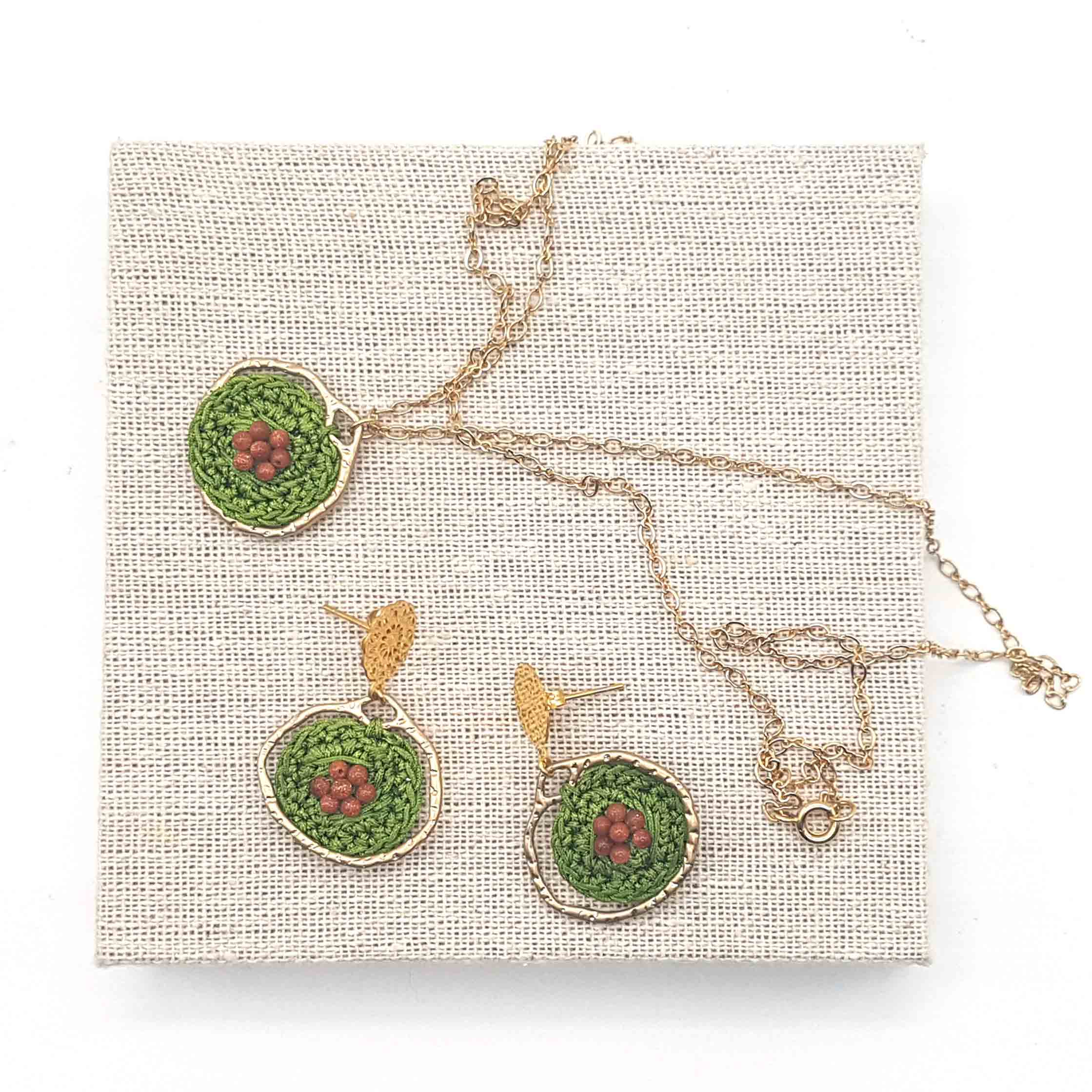 Bijou en crochet. Parure boucles d’oreille et collier vert/or réalisés en crochet. Brodés avec des perles naturelles. Faits à la main et made in France.
