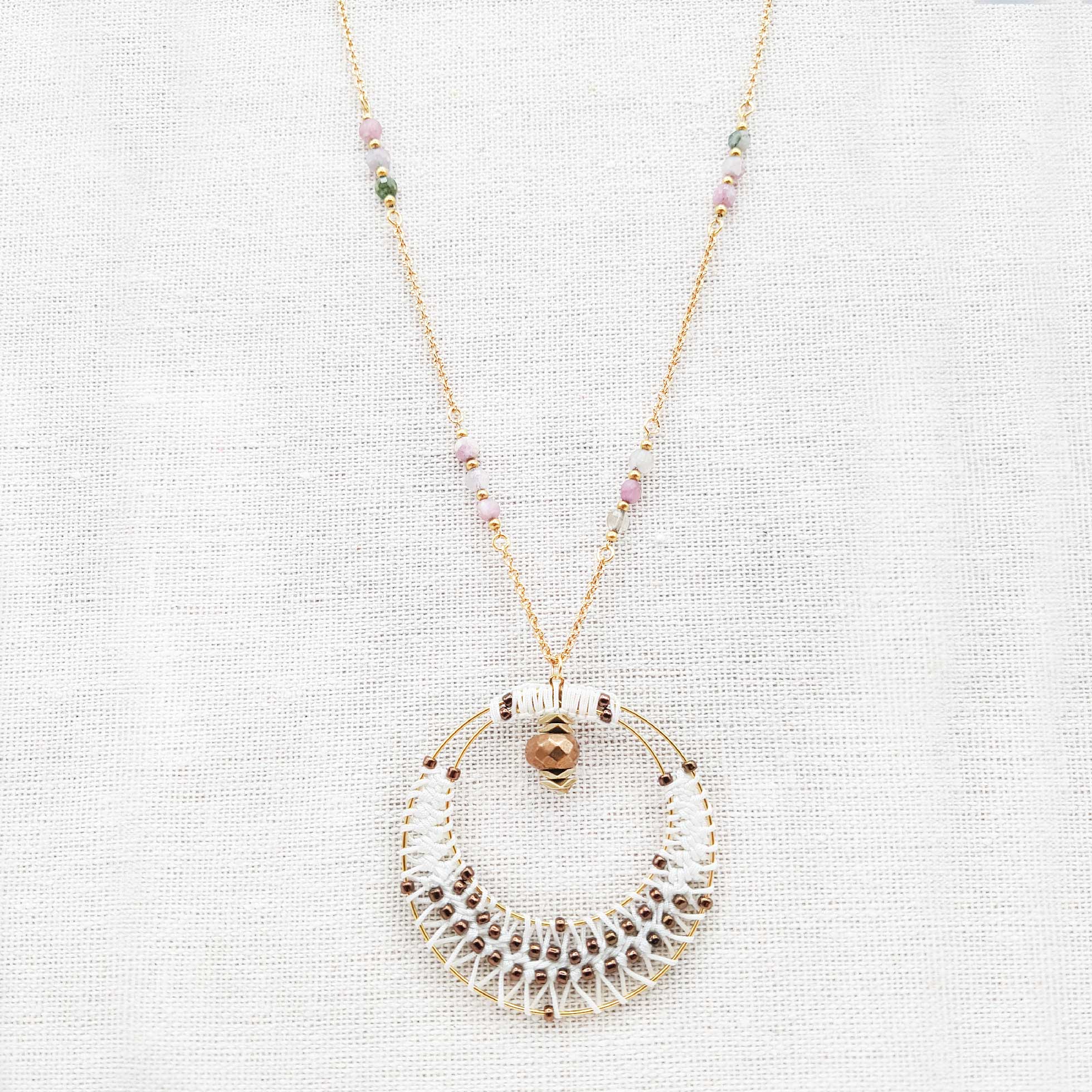 Bijou en crochet. Collier blanc réalisé en crochet et perles de verre. Fermoir et chaine perlée en laiton doré. Fait à la main et made in France. collier Eléa blanc. Sautoir Éléa