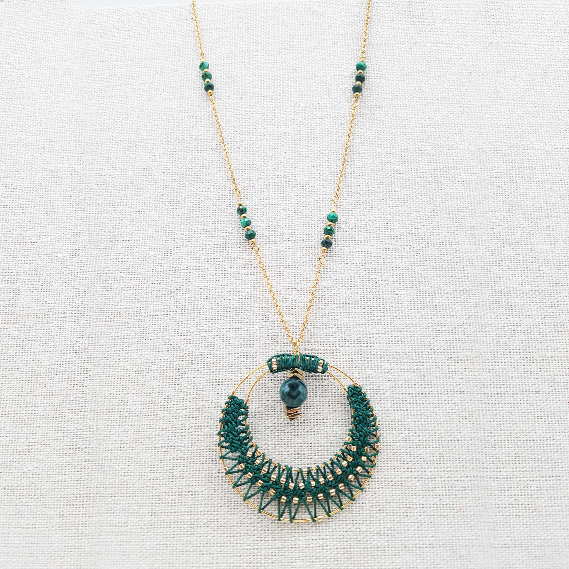 Bijou en crochet. Collier vert émeraude réalisé en crochet et perles de verre. Fermoir et chaine perlée en laiton doré. Fait à la main et made in France. collier Eléa vert émeraude. Sautoir Éléa
