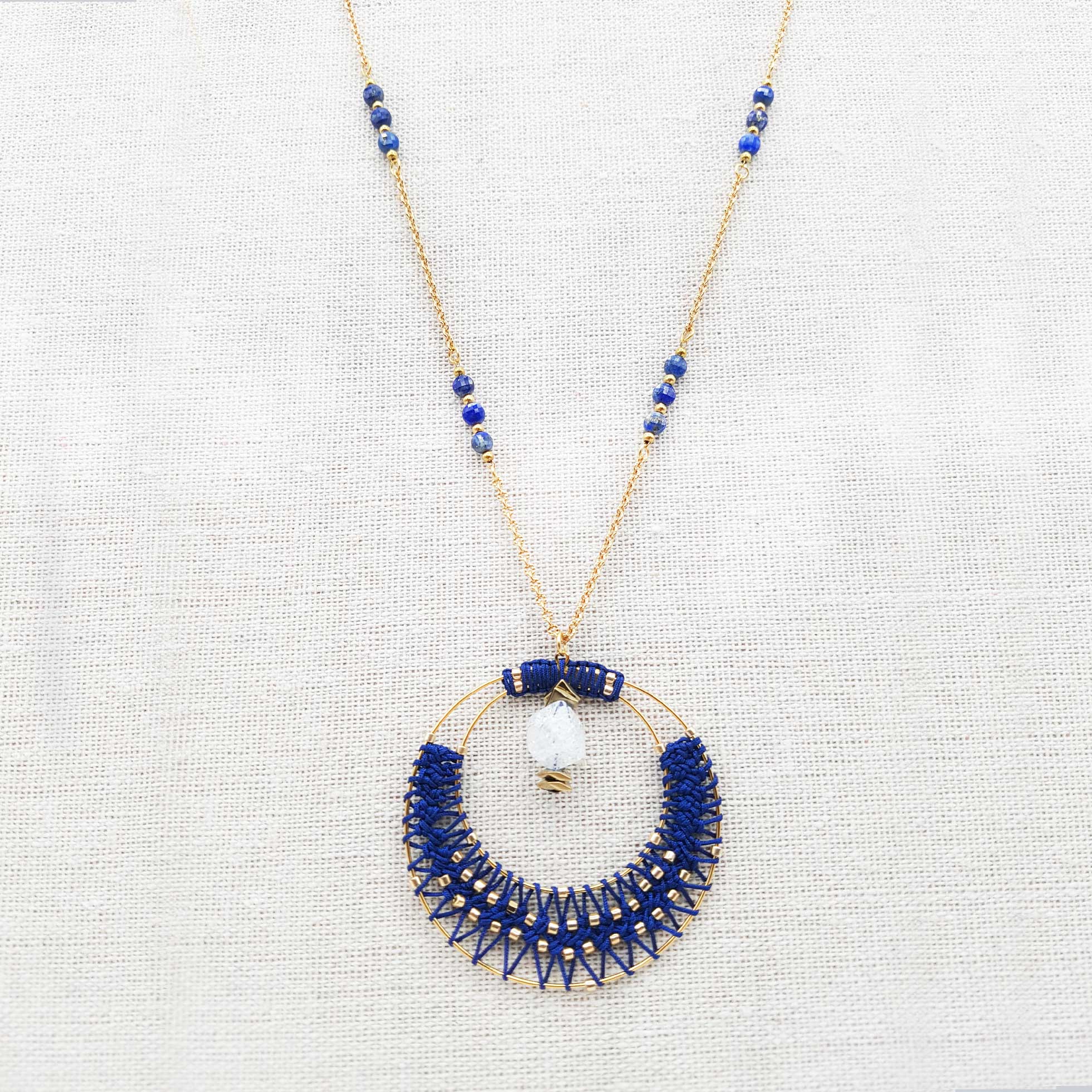 Bijou en crochet. Collier bleu marine réalisé en crochet et perles de verre. Fermoir et chaine perlée en laiton doré. Fait à la main et made in France. collier Eléa bleu marine. Sautoir Éléa