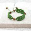 Bijou en crochet. Bracelet vert réalisé en crochet. Monté avec des perles naturelles et cristaux de verre. Fait à la main et made in France.