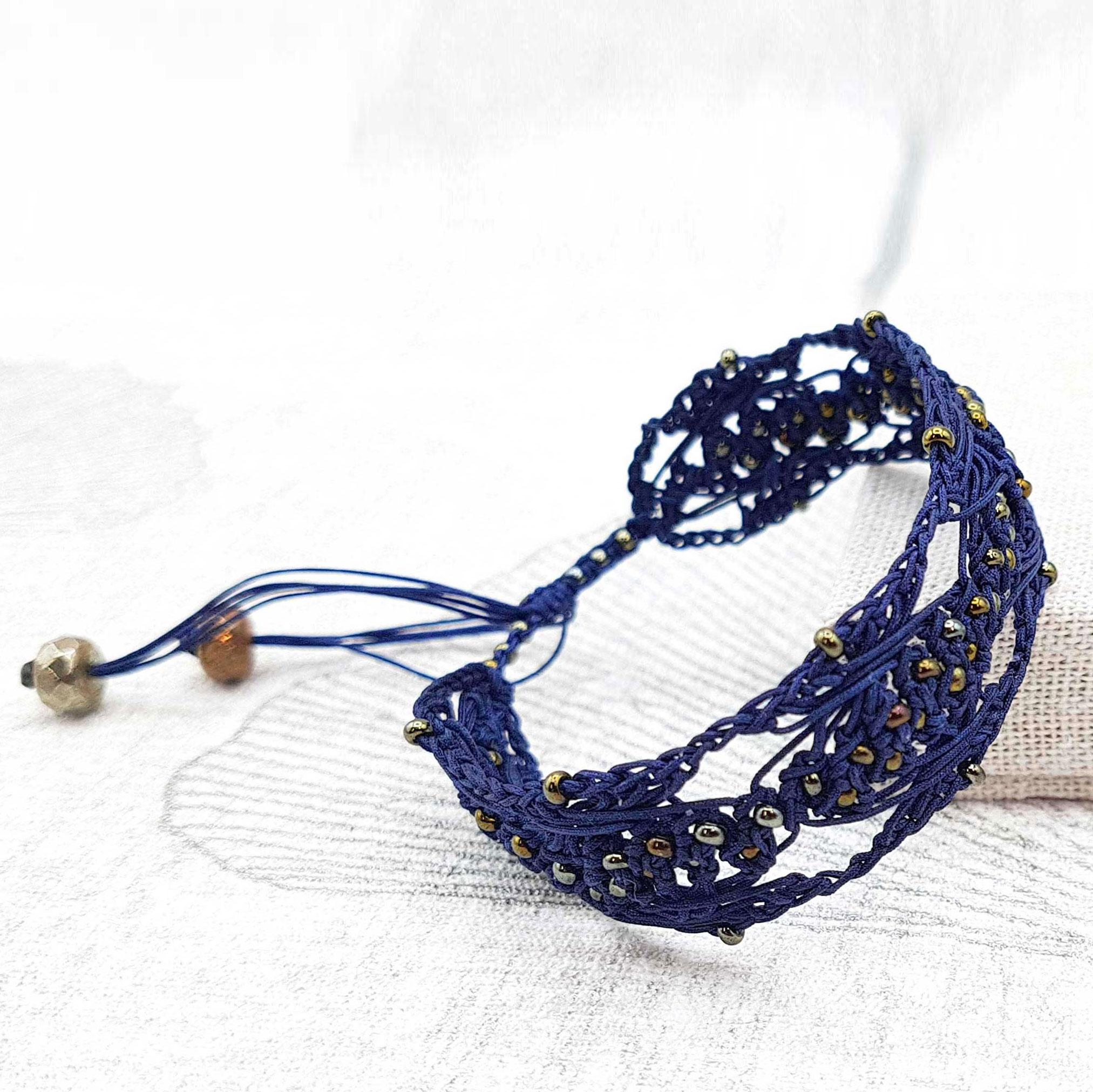 Bijou en crochet. Bracelet bleu marine réalisé en crochet. Incrusté de perles de rocaille et perles naturelles. Fait à la main et made in France.