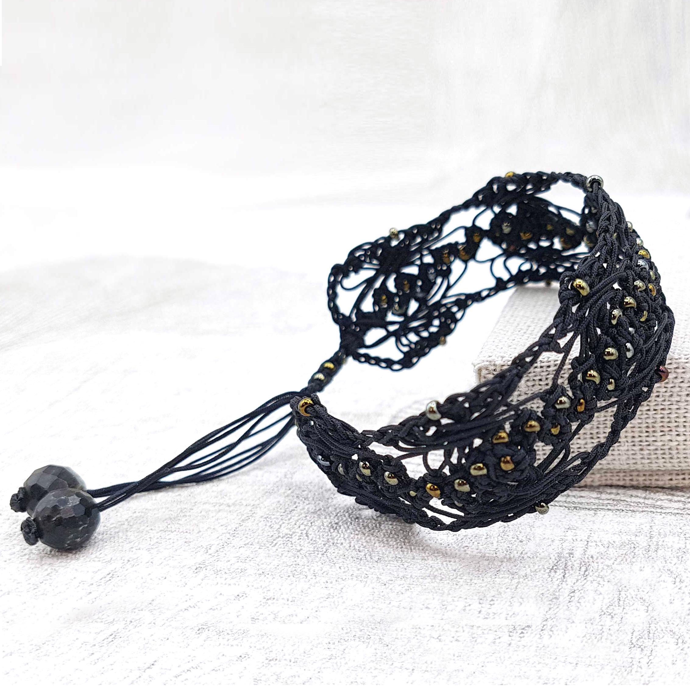 Bijou en crochet. Bracelet noir réalisé en crochet. Incrusté de perles de rocaille et perles naturelles. Fait à la main et made in France.