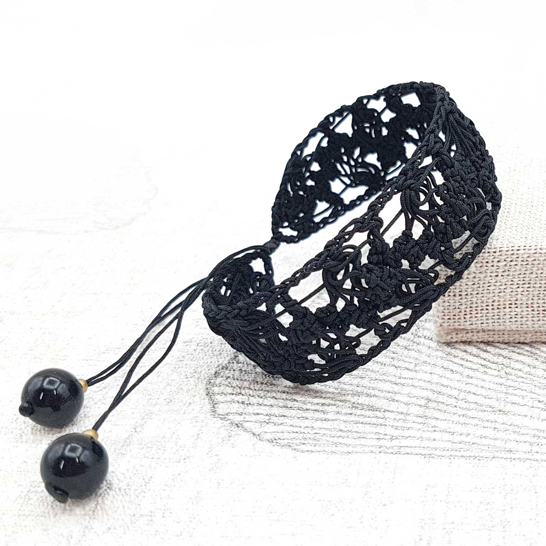 Bijou en crochet. Bracelet noir réalisé en crochet. Monté avec des perles naturelles et perles de rocaille. Fait à la main et made in France.