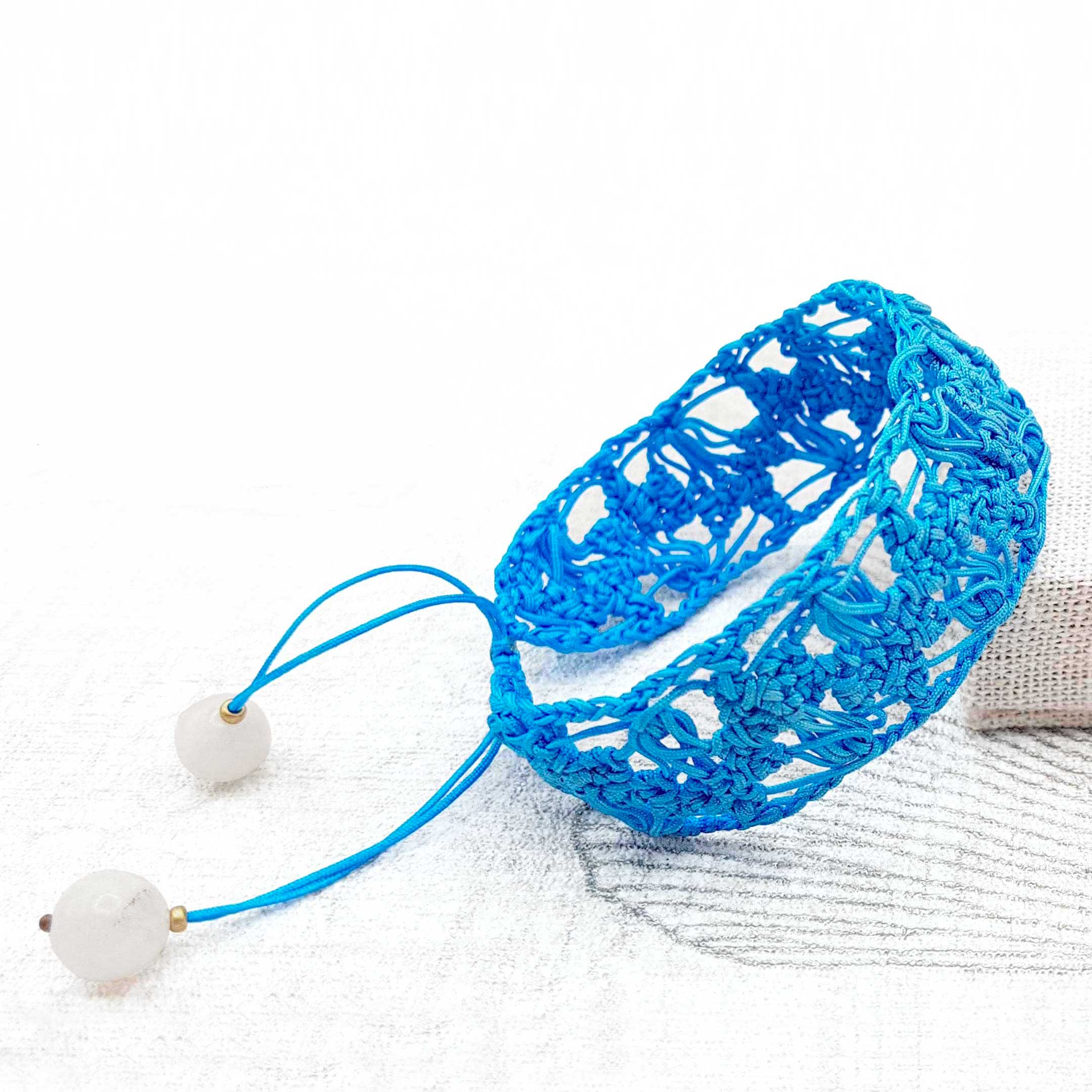 Bijou en crochet. Bracelet bleu piscine réalisé en crochet. Monté avec des perles naturelles et perles de rocaille. Fait à la main et made in France.
