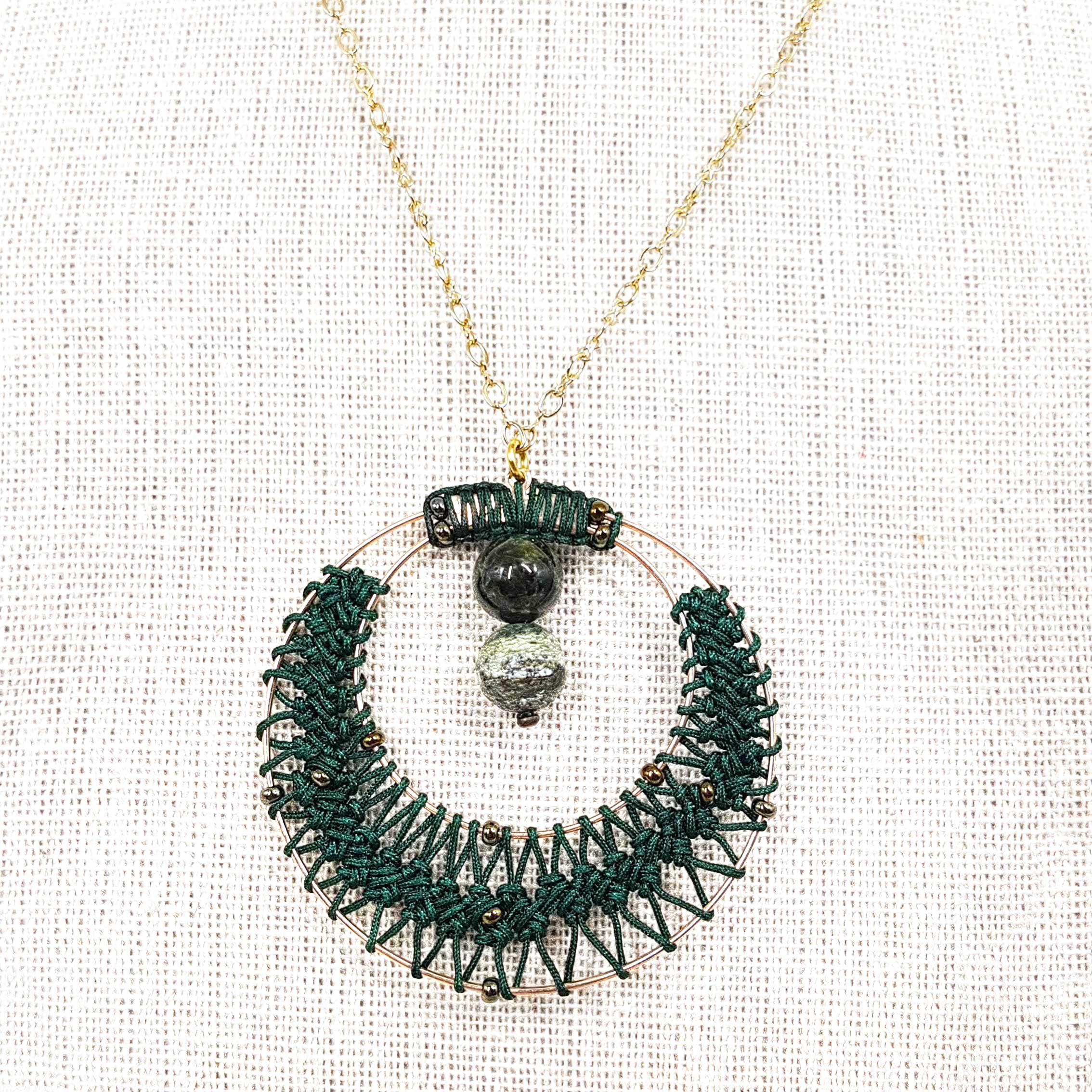 Bijou en crochet. Collier vert émeraude réalisé en crochet. Brodé avec des perles de rocaille et monté avec des perles naturelles. Fait à la main et made in France.