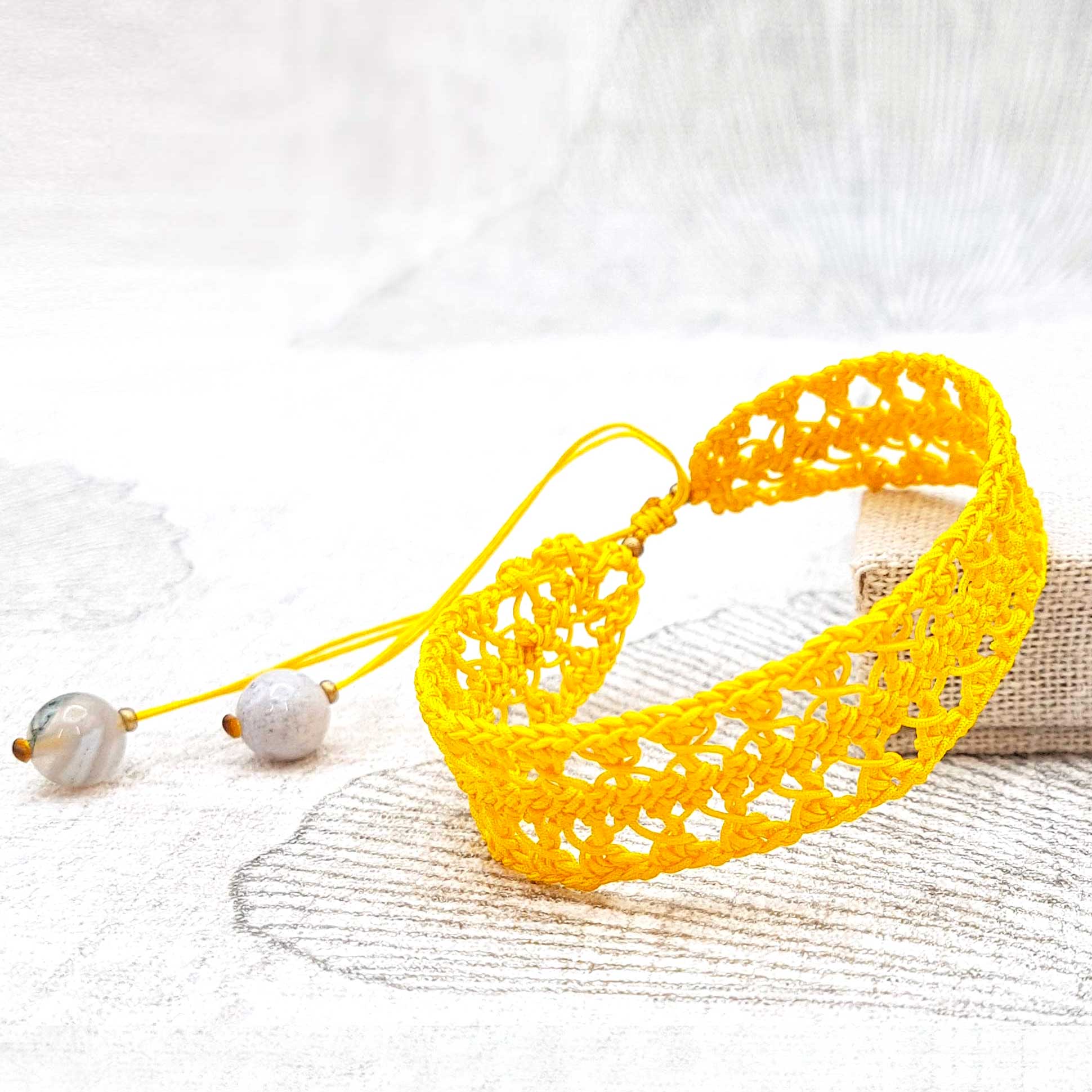 Bijou en crochet. Bracelet jaune réalisé en crochet. Monté avec des perles naturelles et perles de rocaille. Fait à la main et made in France.