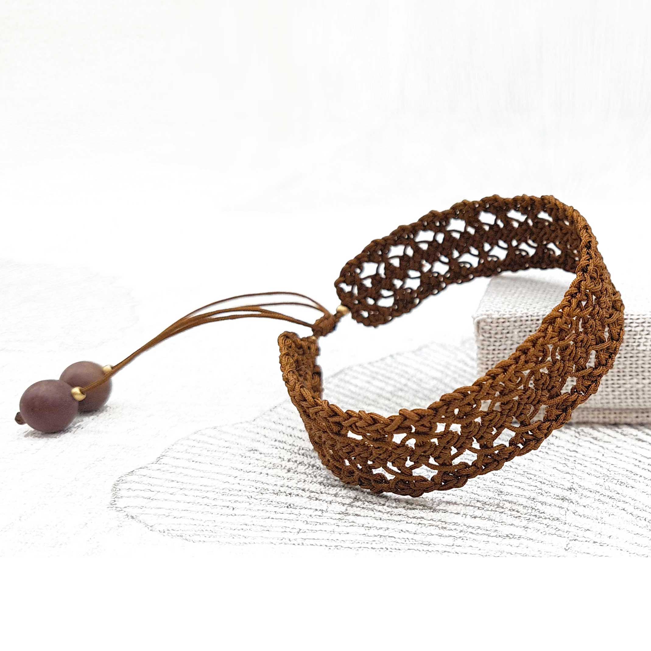 Bijou en crochet. Bracelet marron réalisé en crochet. Monté avec des perles naturelles et perles de rocaille. Fait à la main et made in France.