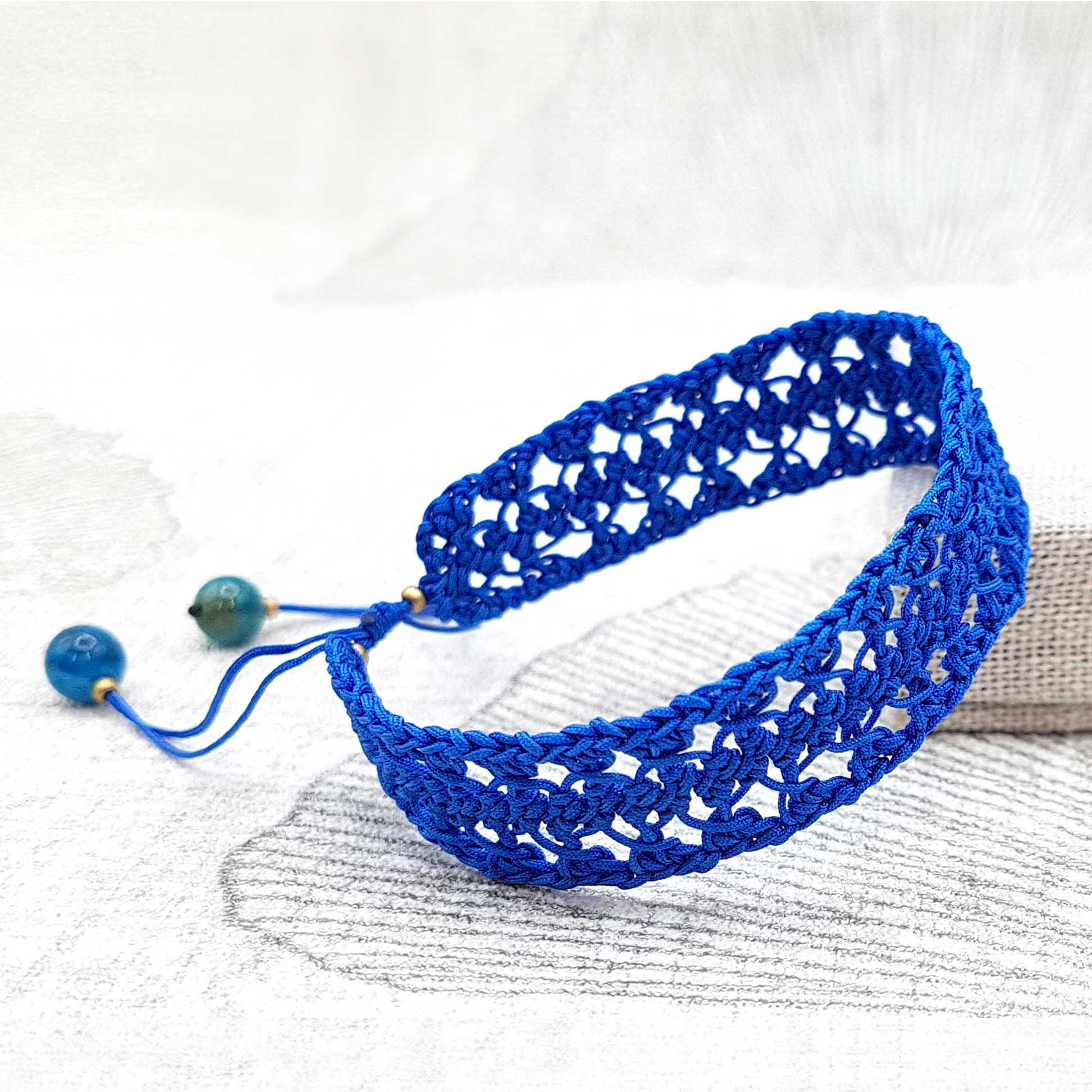 Bijou en crochet. Bracelet bleu outremer réalisé en crochet. Monté avec des perles naturelles et perles de rocaille. Fait à la main et made in France.