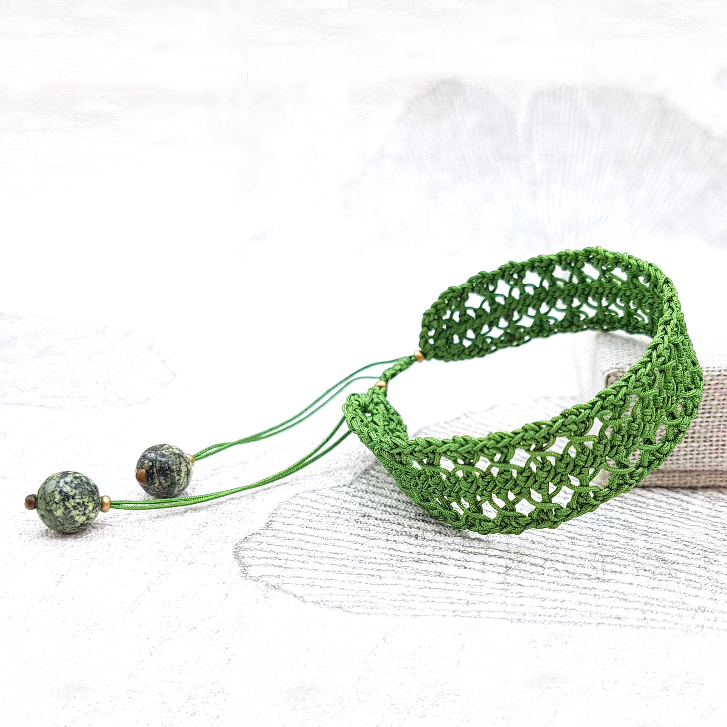 Bijou en crochet. Bracelet vert réalisé en crochet. Monté avec des perles naturelles et perles de rocaille. Fait à la main et made in France.