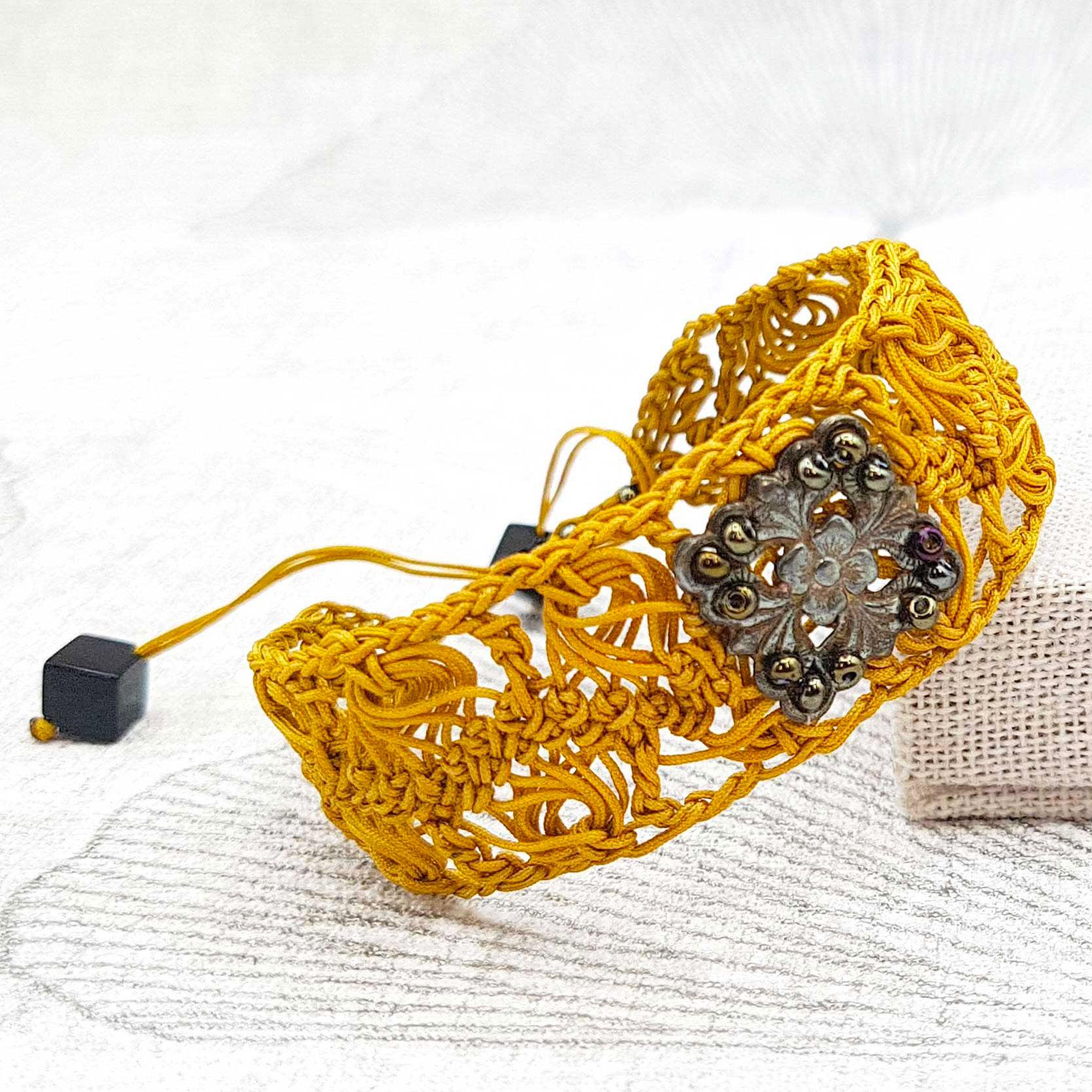 Bijou en crochet. Bracelet ocre réalisé en crochet. Brodé avec des perles de rocaille, perles naturelles et estampe en laiton. Fait à la main et made in France.