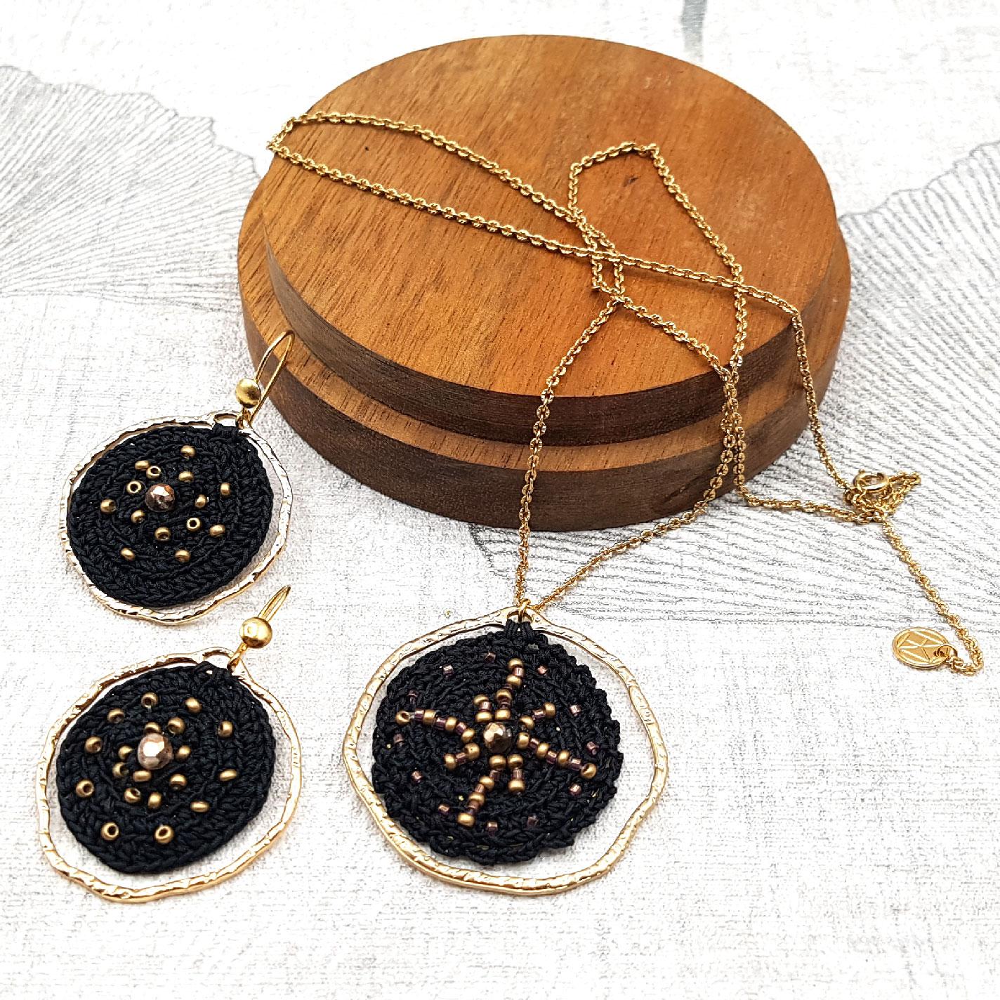 Bijou en crochet. Boucles d’oreille et collier noirs et dorés réalisés en crochet. Accroches en argent 925 et chaine en laiton doré à l'or fin. Faits à la main et made in France